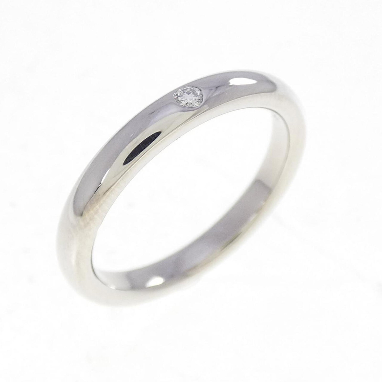 Platinum ring band from Tiffany: Platinum ring band from Tiffany Platinum ring band from Tiffany, featuring a diamond stone and a sleek 2.7mm width, showcases the timeless elegance of this luxury piece. Made from high-quality platinu