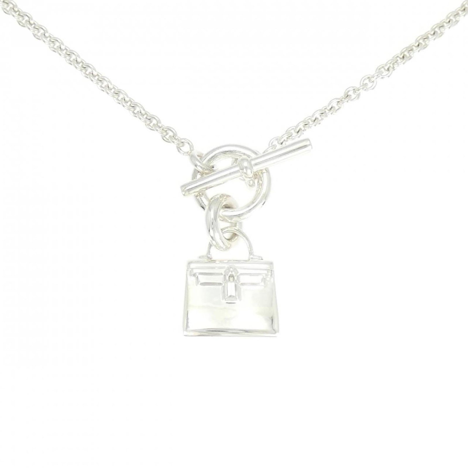 Kelly Hermes Necklace: Kelly Hermes Necklace Silver 925 Kelly Hermes Necklace with 40 cm adjustable neck circumference, featuring a 27mm x 12.5mm pendant. The necklace bears some scratches and dirt from previous use but rem