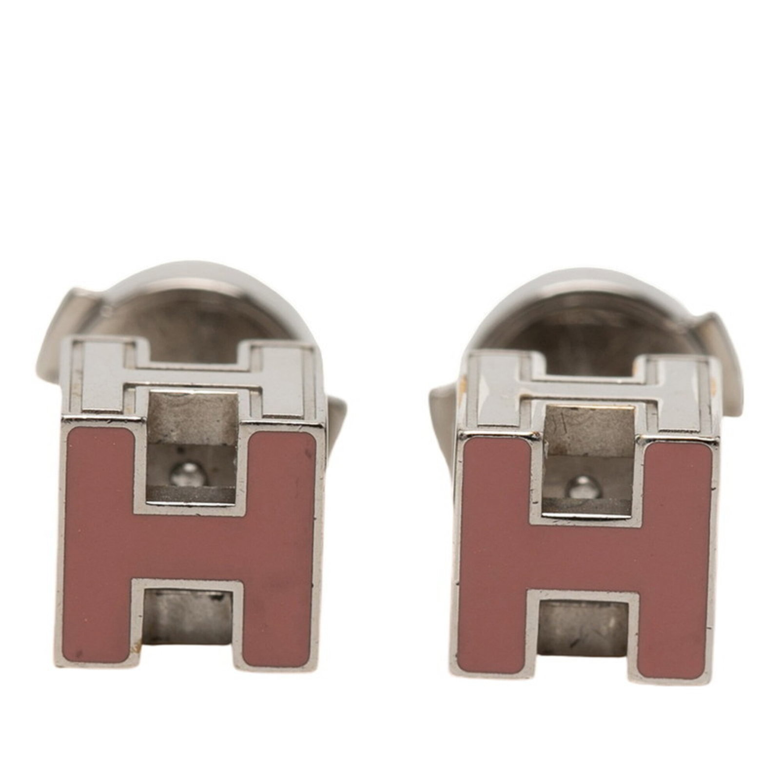 Stud Earrings Metal Enamel Hermes: Stud Earrings Metal Enamel Hermes Stud earrings with metal enamel in pink, featuring the iconic Hermes design. The enamel has developed some minor scratches and dirt over time, giving them a subtle,