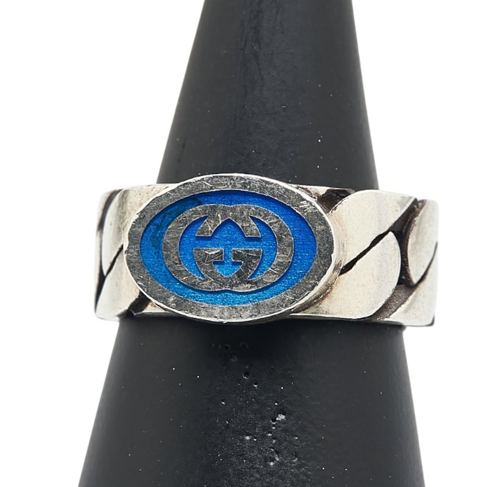 Gucci ring band silver 925: Gucci ring band silver 925 Silver band ring from Gucci, made from sterling silver (925). Features a sleek design with a width of 8.6mm and weighs approximately 10.2g. Shows signs of usage, including s