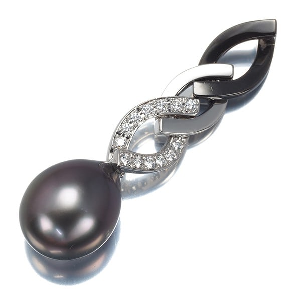 White Gold 18k 950 Platinum Mikimoto Pendant Black Pearl Diamond: White Gold 18k 950 Platinum Mikimoto Pendant Black Pearl Diamond White Gold 18k 950 Platinum Mikimoto Pendant features a cultured pearl, showcasing the beauty of black pearls. The pendant's white gold