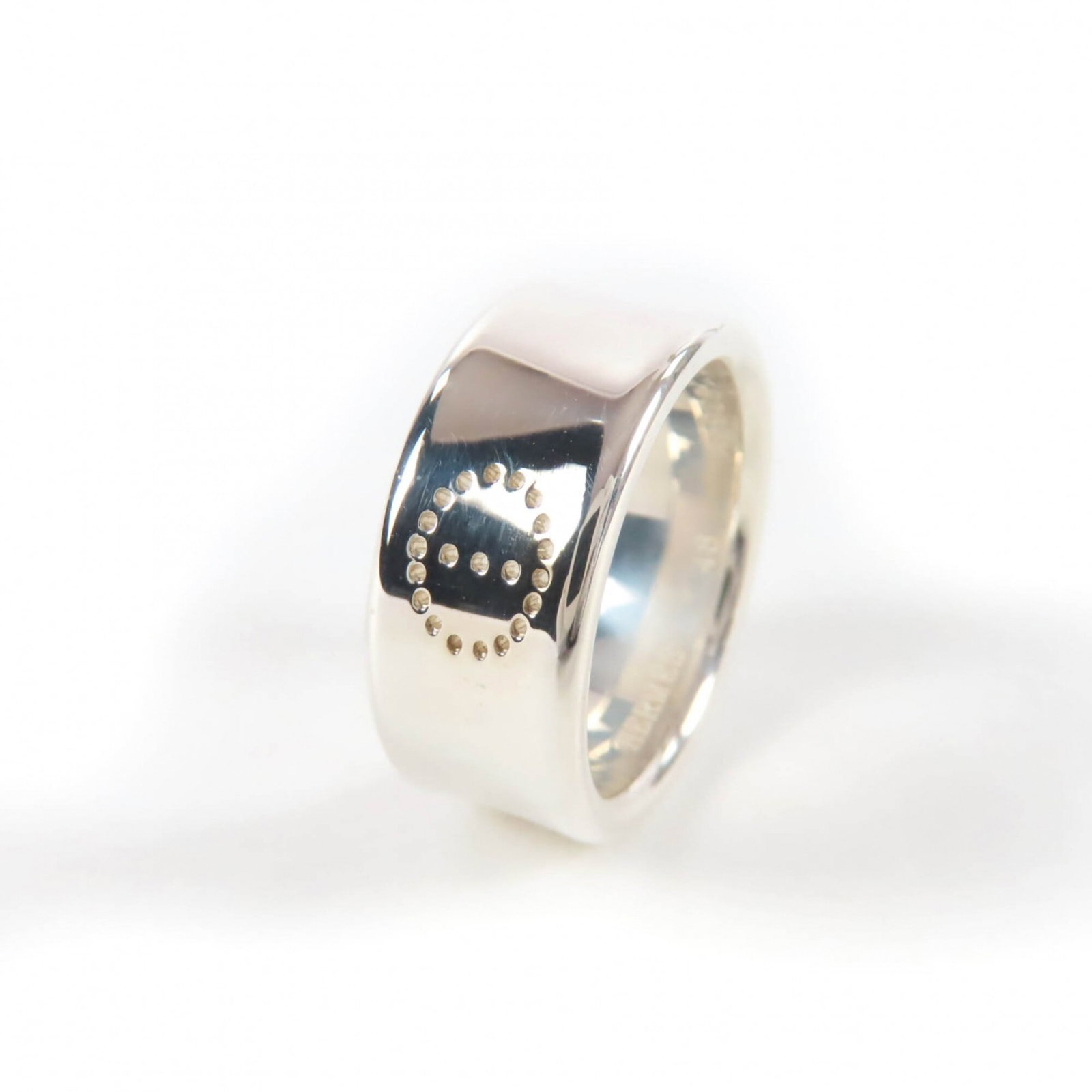 Ring Hermes Silver Band 925: Ring Hermes Silver Band 925 Silver band ring from Hermes, made from high-quality silver 925 material. This used item has hardly any traces of usage and is in very good condition, making it a nice
