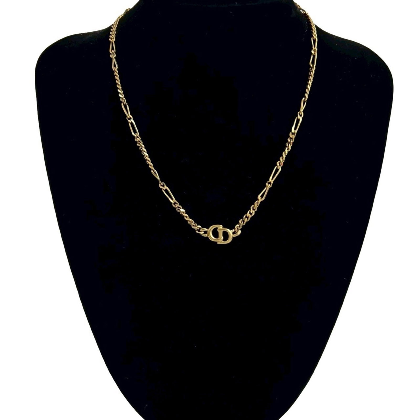 Logo motif chain pendant 24 gold Christian Dior Kihei necklace Cd: Logo motif chain pendant 24 gold Christian Dior Kihei necklace Cd Gold-plated Christian Dior logo motif chain pendant, measuring 10mm x 12mm, features the iconic Kihei design. The necklace boasts a
