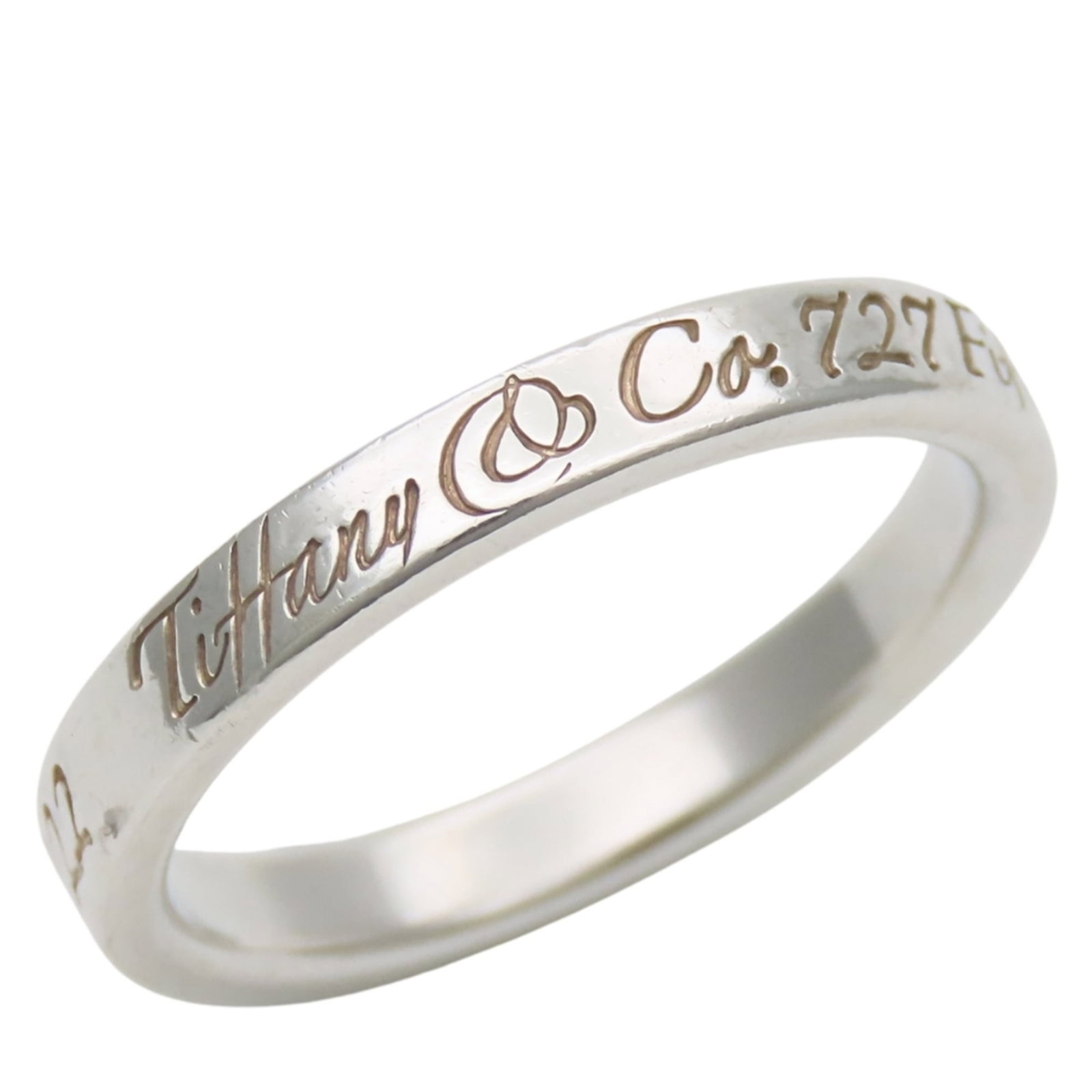 Silver 925 Ring Tiffany Band: Silver 925 Ring Tiffany Band Silver 925 Ring Tiffany Band features a classic design with a silver 925 material and a comfortable fit, suitable for everyday wear. The ring bears traces of usage and min