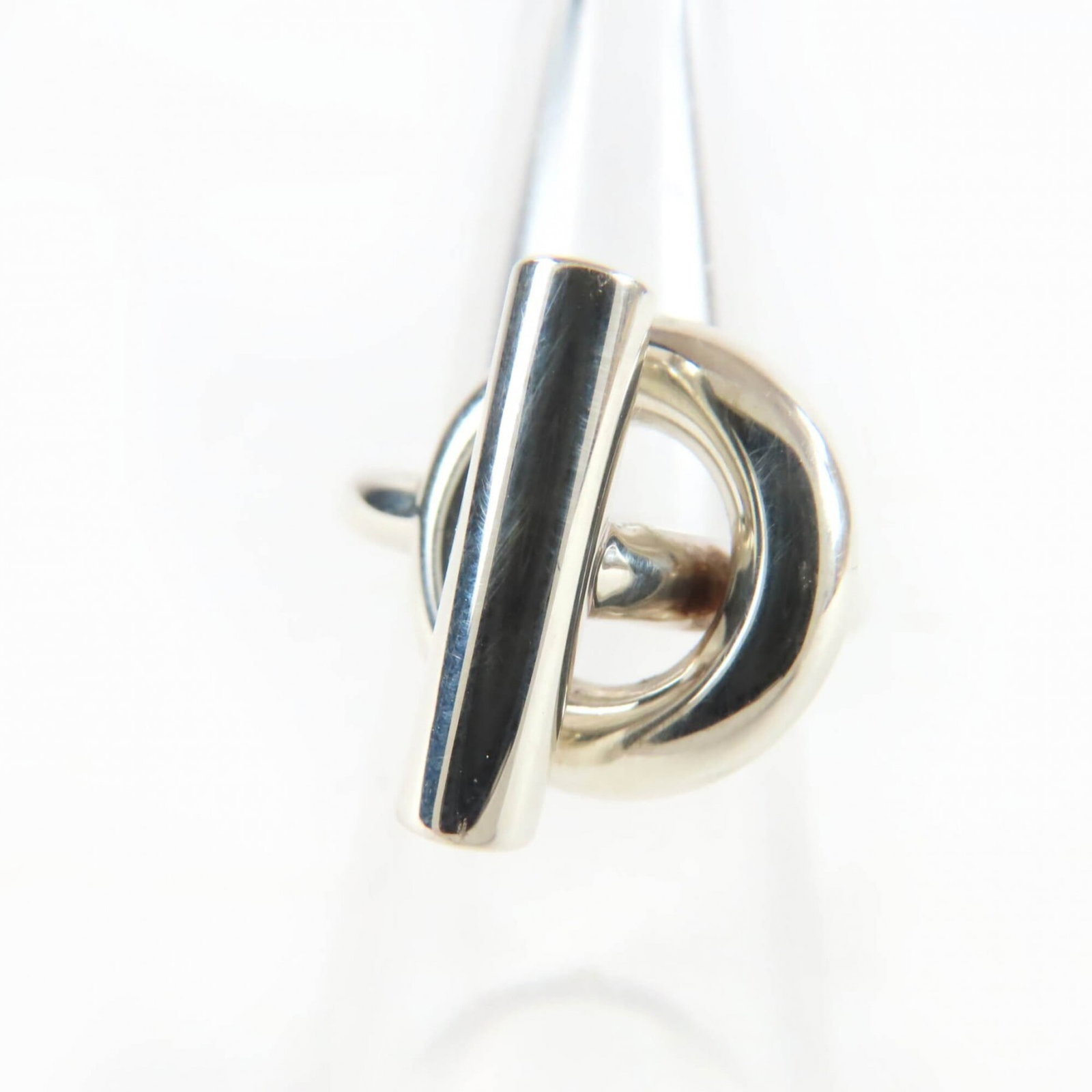 Ring Hermes Silver Band 925: Ring Hermes Silver Band 925 Silver band ring from Hermes, made from 925 sterling silver with a width of 3mm and weighing 9.6g. This piece features a sleek design and bears the signature of its creator
