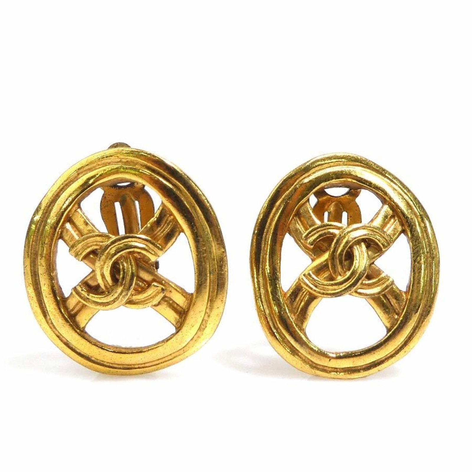 Clip earrings metal by Chanel: Clip earrings metal by Chanel Clip earrings in gold metal, bearing the iconic Chanel brand. Traces of usage and minor scratches are visible, but overall the condition remains good. A classic accessory