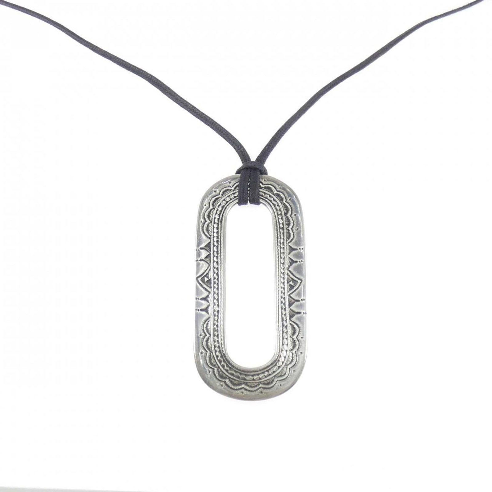 Hermes Necklace Touareg: Hermes Necklace Touareg The Hermes Necklace Touareg features a silver 925 pendant with an 82 cm neck circumference, perfect for adding a touch of elegance to any outfit. This used necklace has a penda
