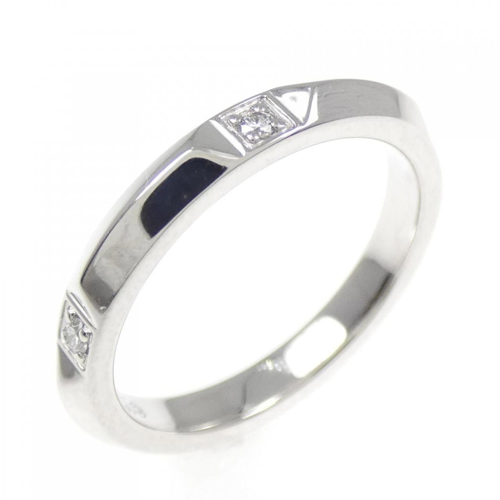 Tiffany band ring platinum: Tiffany band ring platinum Tiffany band ring in platinum, featuring a diamond stone and measuring 4 in us size with a width of 2.5mm. The ring bears some scratches and dirt but remains in very good co