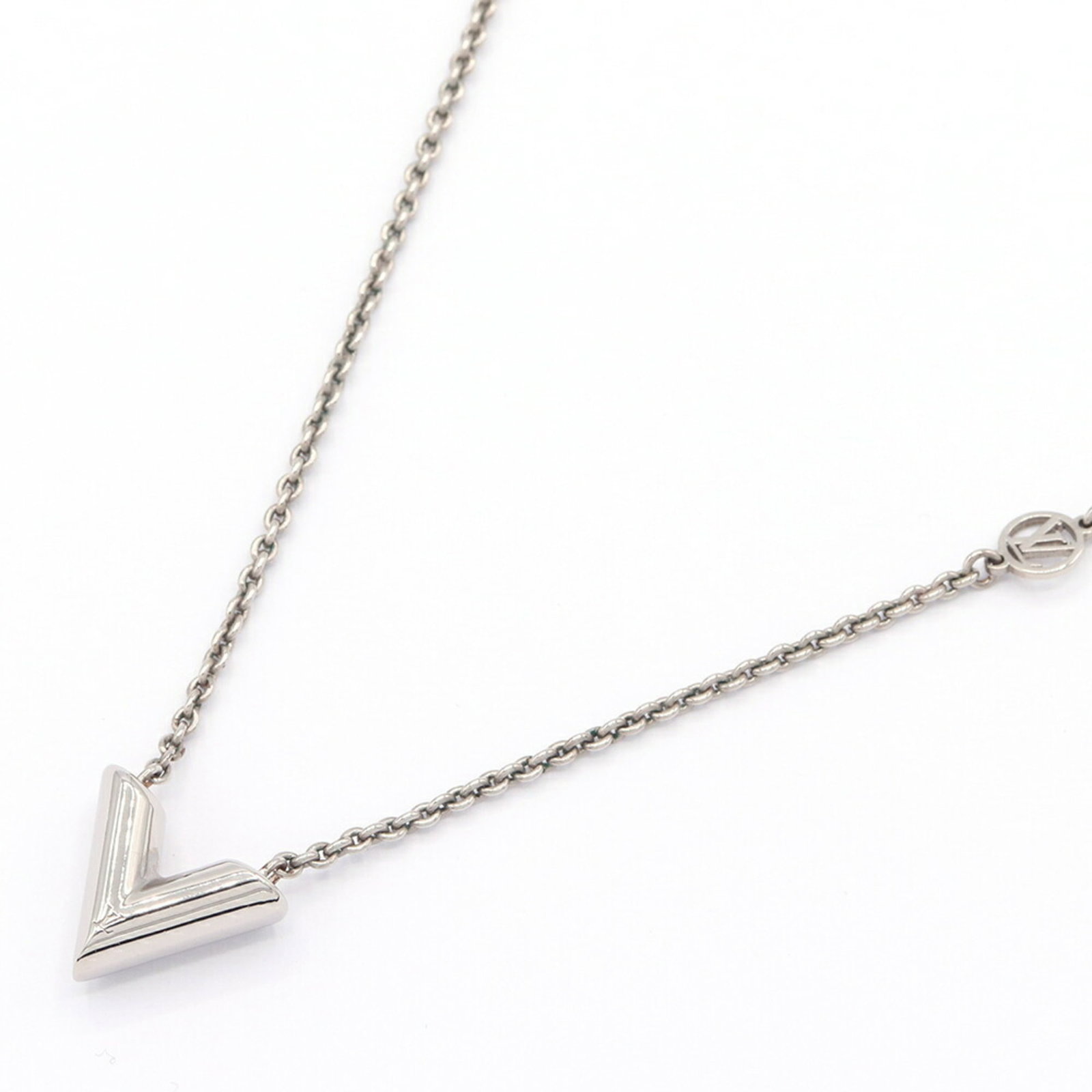 Louis Vuitton Essential V Necklace M63197 Silver Metal Pendant Lv Women'S Louis Vuitton: Louis Vuitton Essential V Necklace M63197 Silver Metal Pendant Lv Women'S Louis Vuitton Silver Louis Vuitton Essential V Necklace M63197 Pendant for Women, with a sleek design and classic style. This 