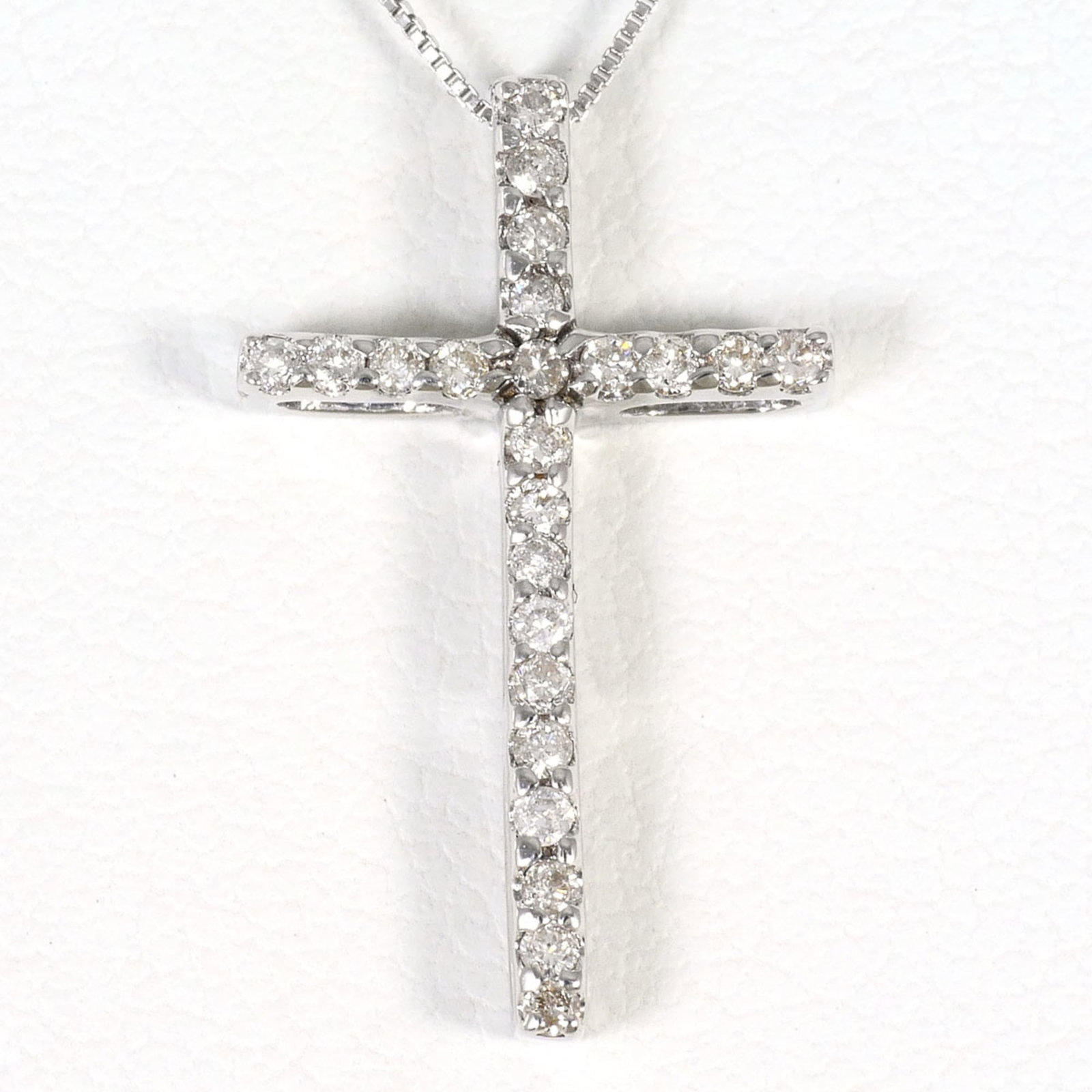 18K (18-Karat White Gold) Necklace With 0.15Ct Diamond Total Weight 1.9G 39Cm Length. Jewelry.: 18K (18-Karat White Gold) Necklace With 0.15Ct Diamond Total Weight 1.9G 39Cm Length. Jewelry. 18K white gold necklace with a total weight of 1.9g and featuring 0.15ct diamonds, offering a touch of el