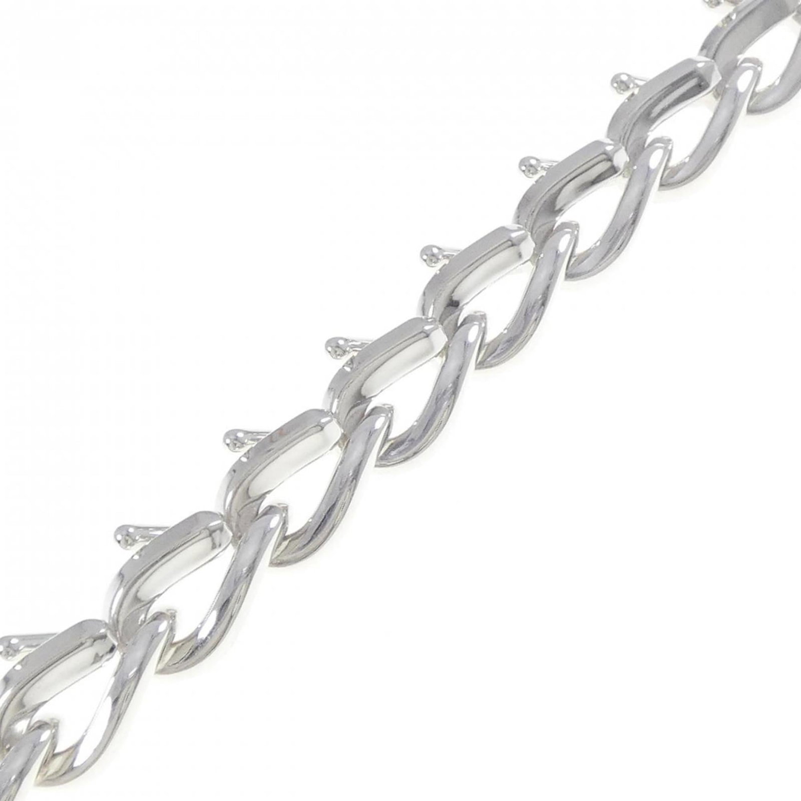 Charm Tiffany Bracelet 925 Silver: Charm Tiffany Bracelet 925 Silver Charm Tiffany Bracelet 925 Silver - A delicate, 20cm silver charm bracelet in excellent condition, featuring a subtle sheen from its sterling silver material. Minor s