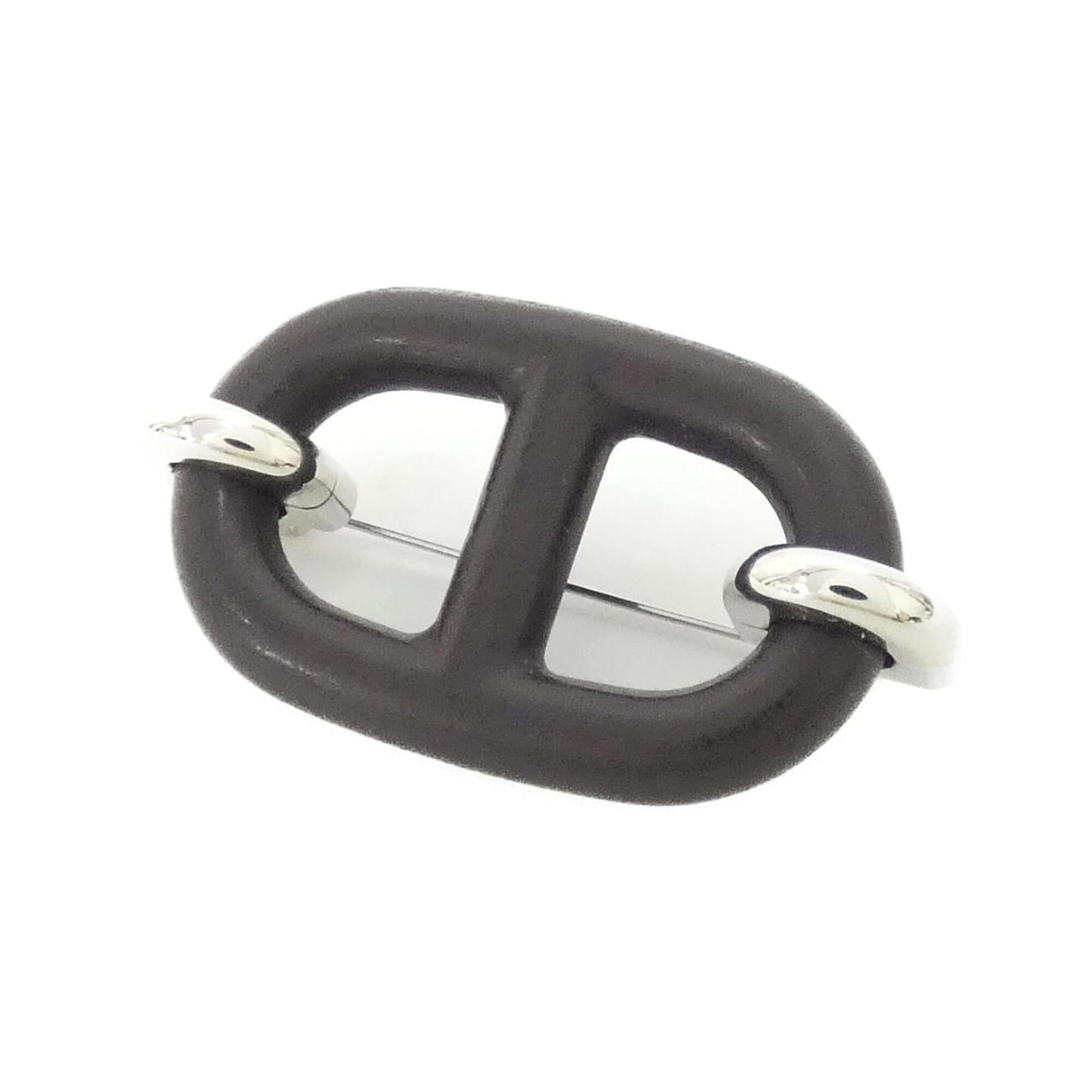 Hermes Brooch: Hermes Brooch A brown Hermes brooch with a subtle, elegant design, featuring a few traces of usage and minor scratches. The item measures 2.5cm x 4.8cm and is in very good condition despite some