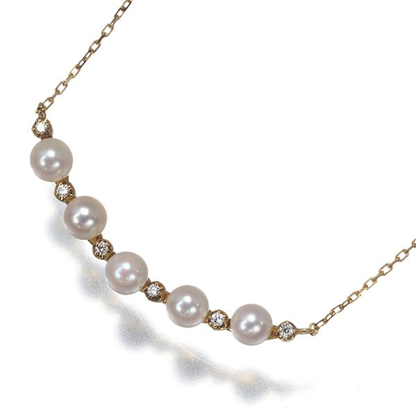 Vendome 3.4mm Yellow Gold 18k Diamond Necklace Pearl: Vendome 3.4mm Yellow Gold 18k Diamond Necklace Pearl Yellow gold 18k metal construction features a pendant with a pearl, alongside a diamond. The necklace boasts a classic style and an unknown