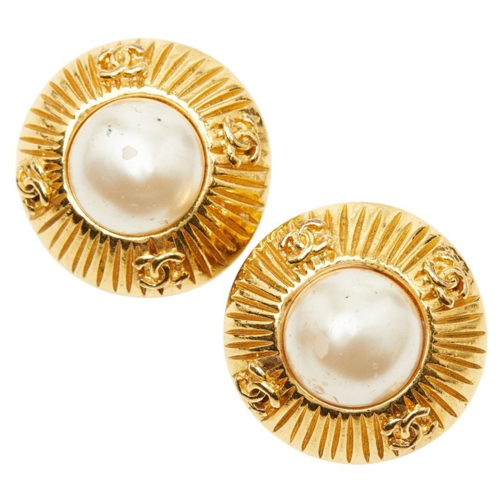 Clip earrings gold plating by Chanel: Clip earrings gold plating by Chanel Clip earrings in gold plating by Chanel feature an artificial pearl stone. Made from durable gold plating, these earrings have a classic design with a subtle