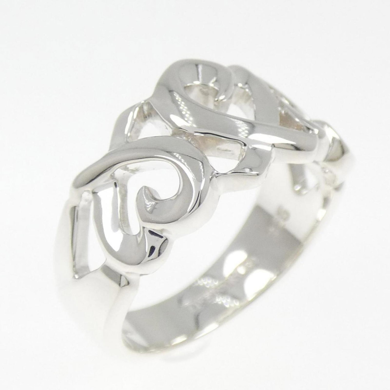 Tiffany Band Ring Silver 925: Tiffany Band Ring Silver 925 Silver 925 band ring from Tiffany, featuring a classic design with subtle elegance. This used item has hardly any traces of usage and is in like new condition, making it
