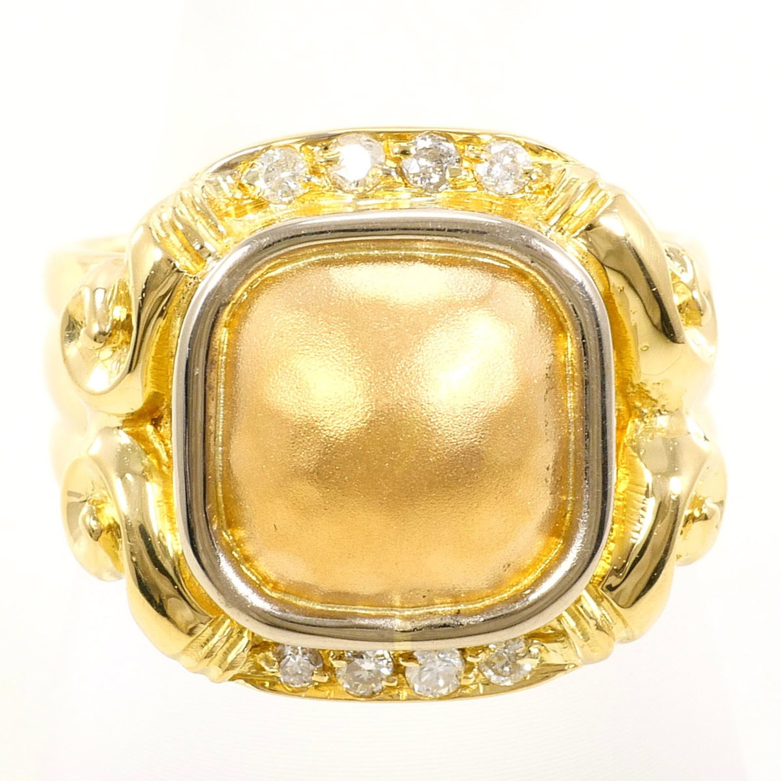 Unbranded gold ring with white and yellow band: Unbranded gold ring with white and yellow band Unbranded gold ring with white and yellow band, featuring a beautiful combination of 18K white gold and 18K yellow gold. This elegant piece boasts a