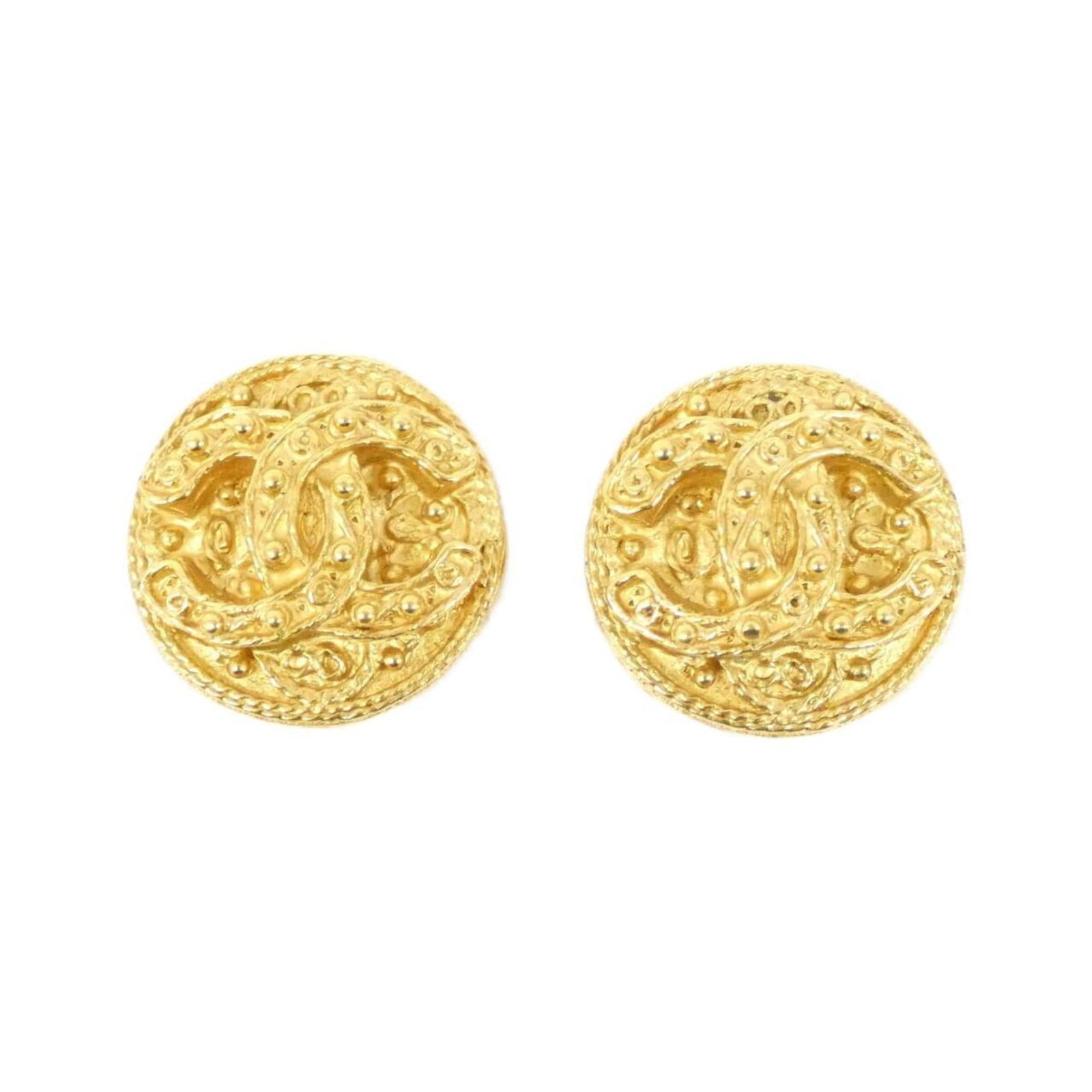 Chanel Clip Earrings: Chanel Clip Earrings Gold clip earrings from Chanel, measuring 25.00mm x 25.00mm in size, with some traces of usage and minor scratches/dirt visible. The condition is described as very good,
