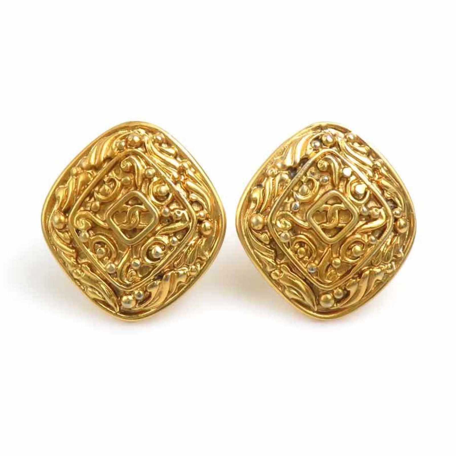 Clip earrings metal by Chanel: Clip earrings metal by Chanel Clip earrings in gold metal by the iconic French fashion house Chanel, bearing traces of usage and minor scratches. Measuring 36mm x 33mm, these elegant clip earrings