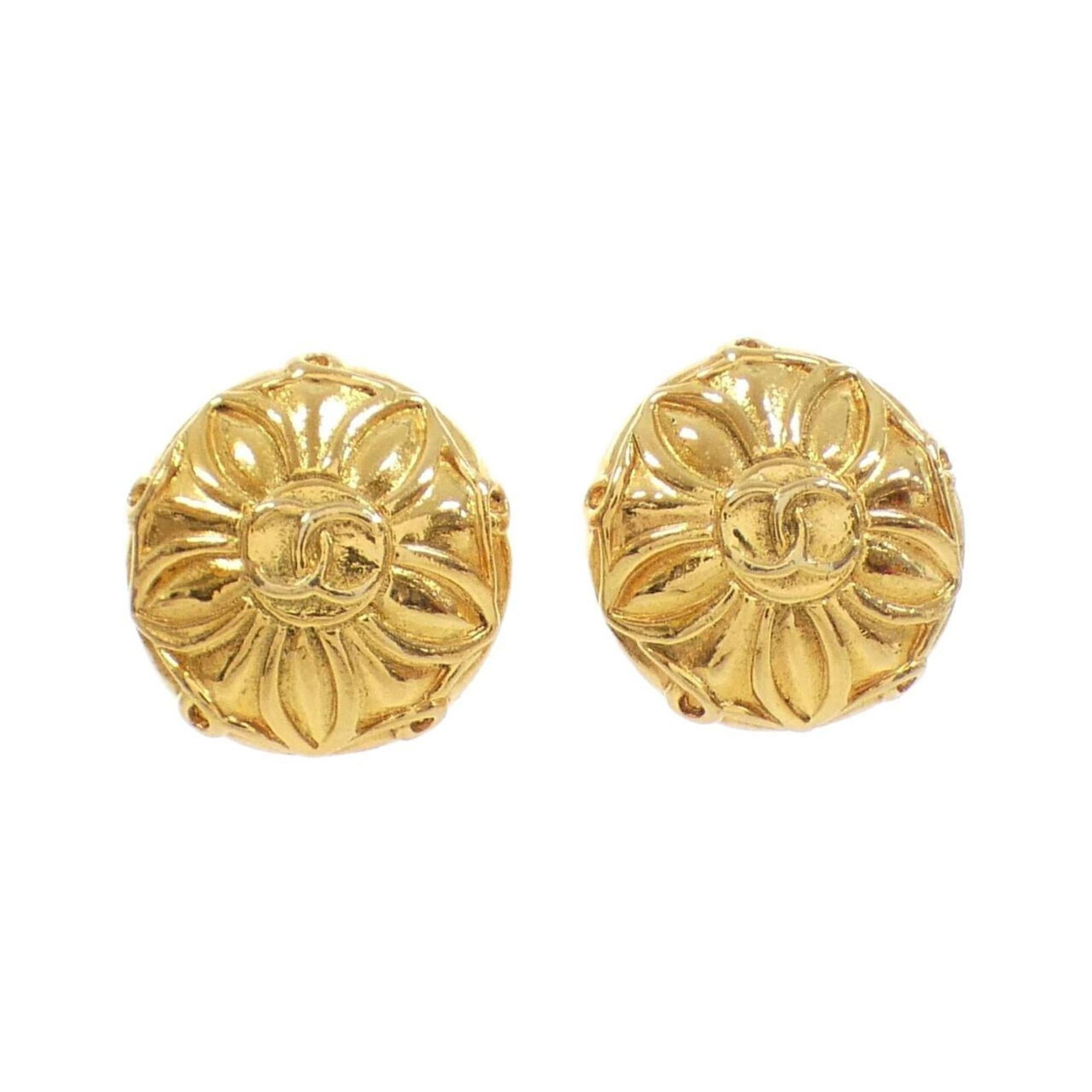 Chanel Clip Earrings: Chanel Clip Earrings Gold clip earrings from Chanel, measuring 25.00mm x 25.00mm in size, with some traces of usage and minor scratches/dirt visible. The condition is described as very good,