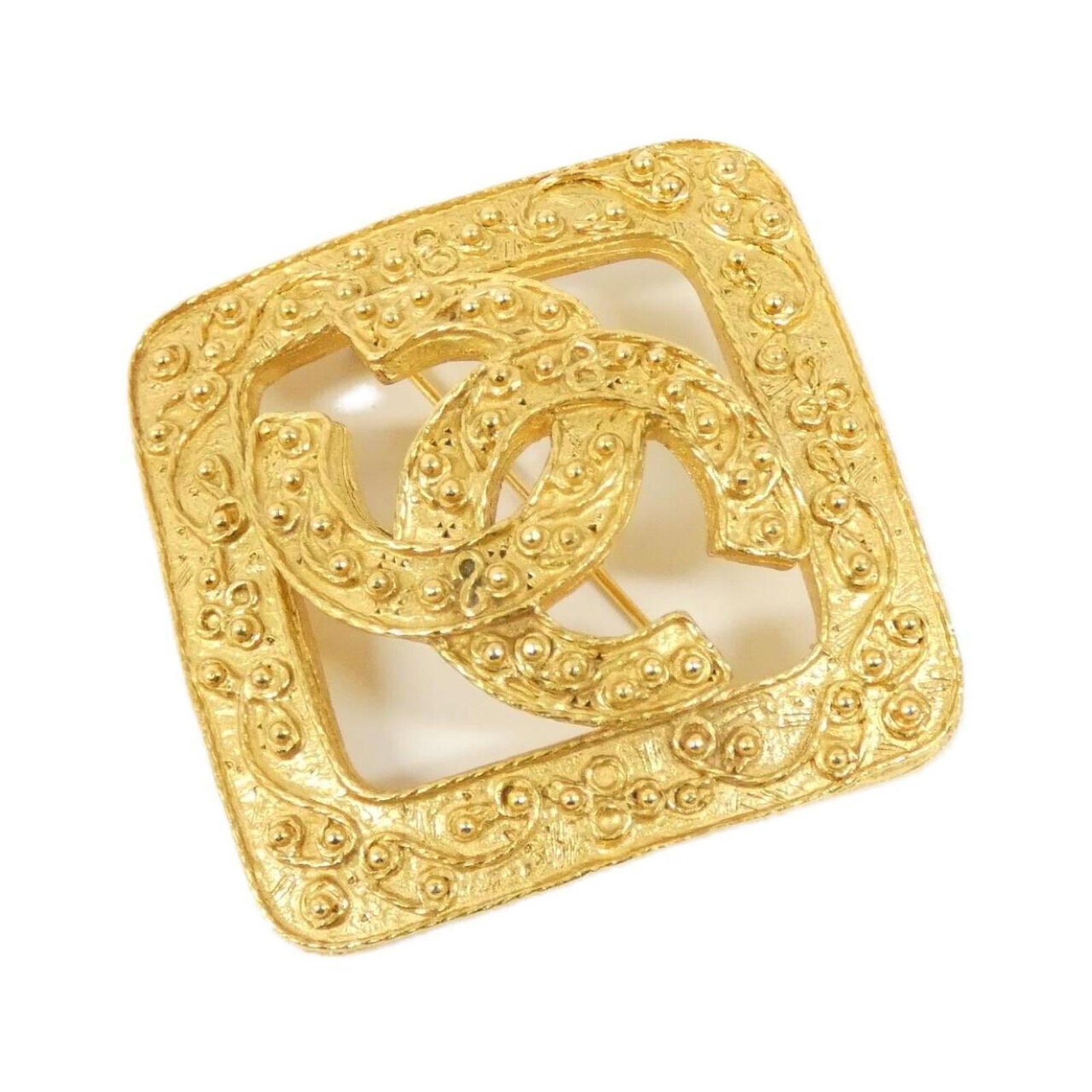 Chanel Brooch: Chanel Brooch This gold Chanel brooch boasts a classic design, measuring 6cm x 6cm. With a few traces of usage and some minor scratches, it still shines with its elegant simplicity. A stylish accessor
