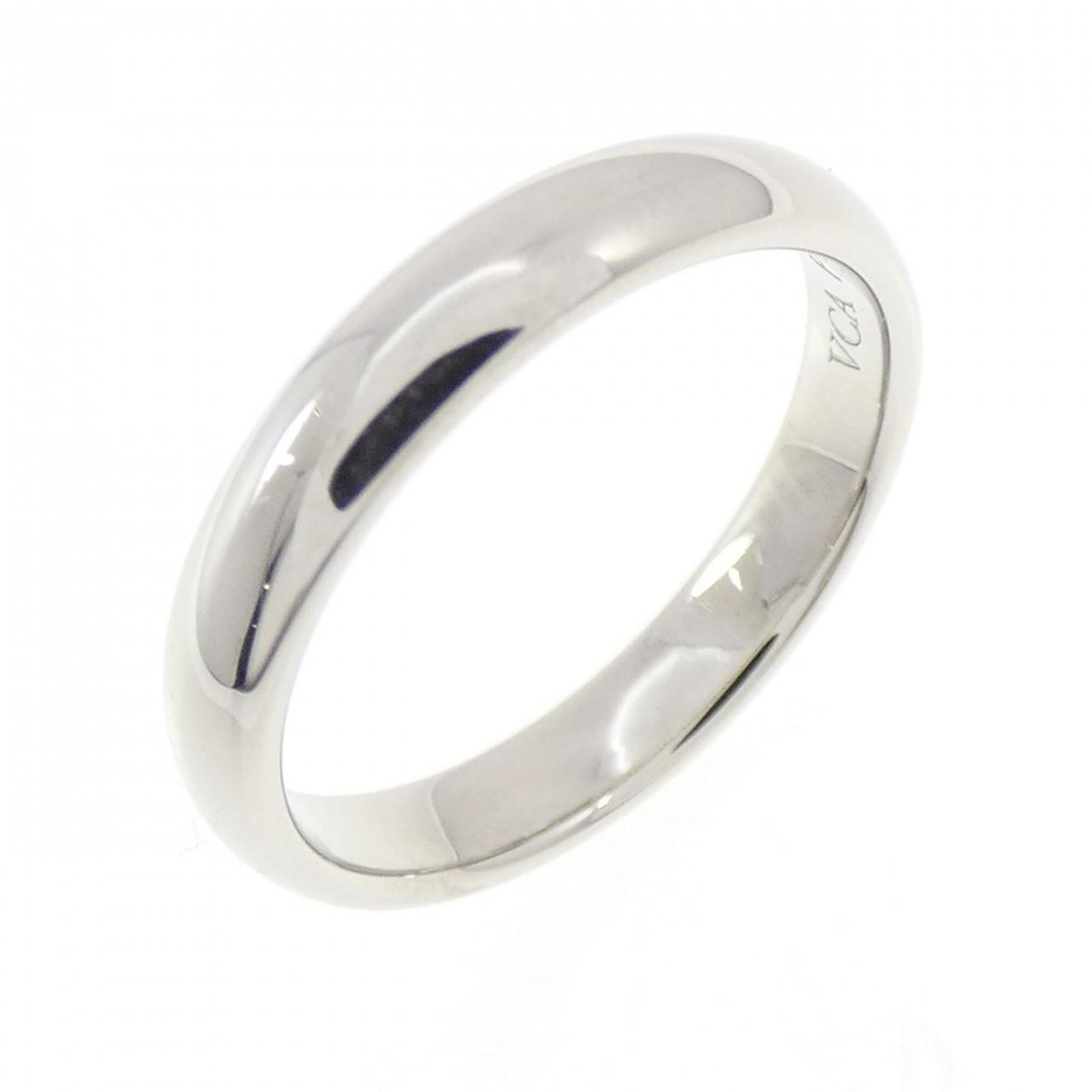 Band platinum ring van cleef arpels: Band platinum ring van cleef arpels Van Cleef & Arpels platinum band ring in excellent condition, featuring a subtle sparkle from its platinum 950 material. A few minor scratches and signs of wear can