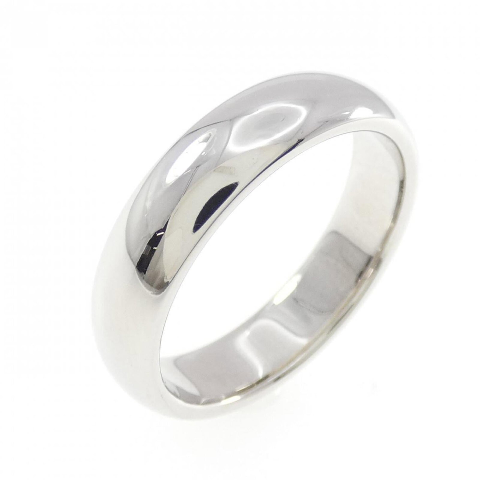 Platinum ring by Tiffany band: Platinum ring by Tiffany band Platinum ring by Tiffany features a band design made from high-quality platinum material, with a 950 purity mark indicating its exceptional strength and durability. This 