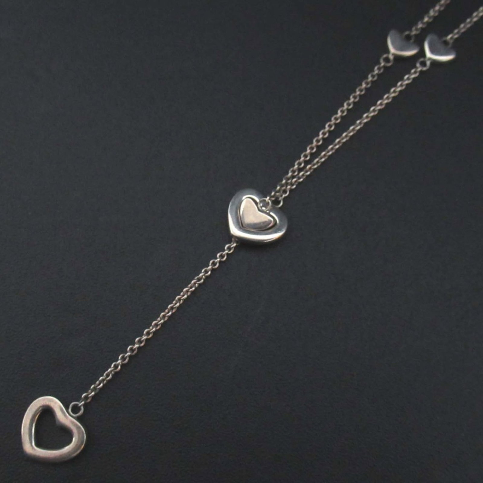 Tiffany & Co. Heart Link Lariat Necklace In 925 Sv Silver For Women: Tiffany & Co. Heart Link Lariat Necklace In 925 Sv Silver For Women Tiffany & Co.'s Heart Link Lariat Necklace in sterling silver showcases elegant design with intricate details. This 925 silver neckl