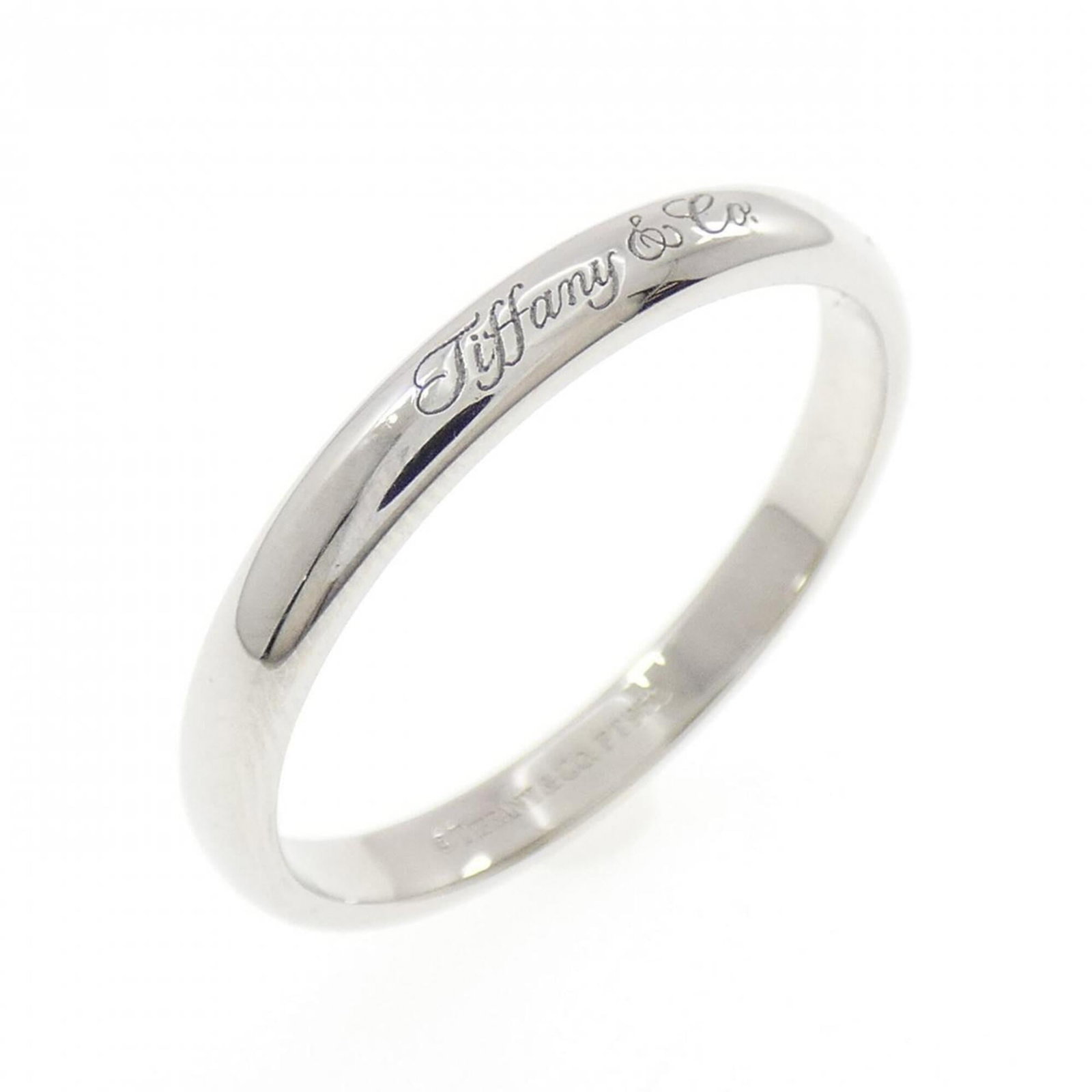 Ring Notes Tiffany: Ring Notes Tiffany Used Tiffany Ring Notes in platinum, featuring silver accents. The ring bears some scratches and minor dirt, but remains in very good condition overall. A few traces of usage can be