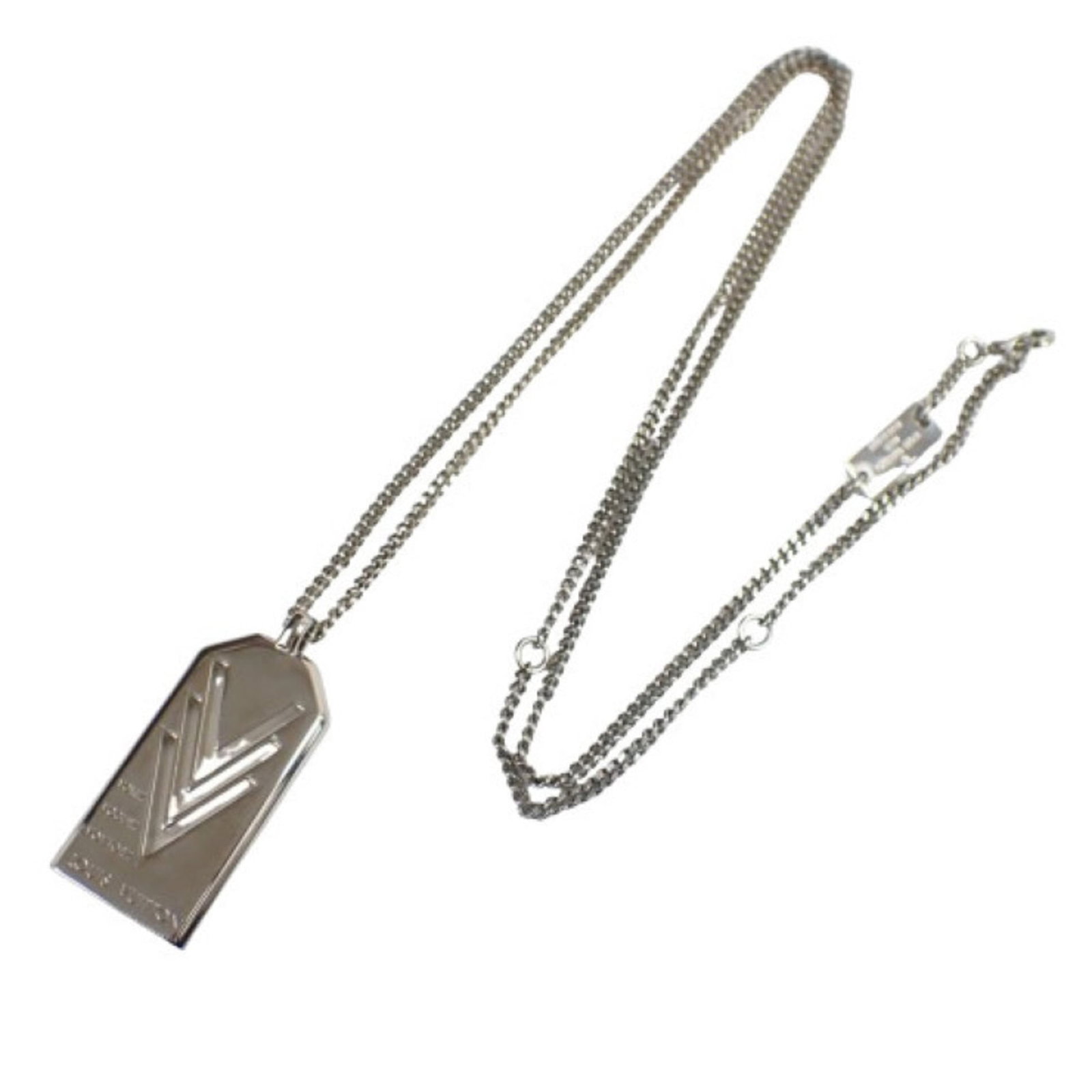 Men's Triple Pendant Necklace Vuitton Louis Vuitton Silver Metal M00050: Men's Triple Pendant Necklace Vuitton Louis Vuitton Silver Metal M00050 Silver Louis Vuitton men's triple pendant necklace with intricate metal design, measuring 61cm in circumference and featuring a 