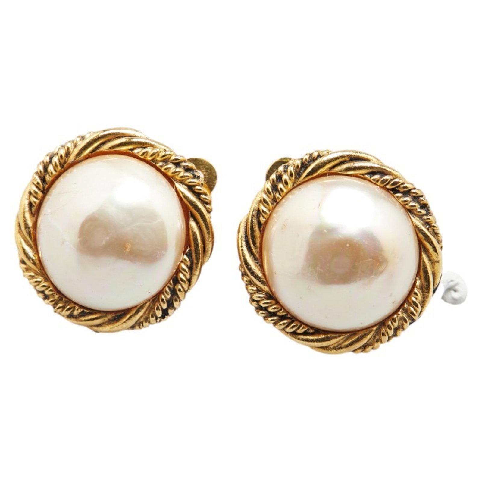 Chanel Clip Earrings: Chanel Clip Earrings Gold clip earrings from the iconic Chanel brand, featuring a classic design with subtle scratches and signs of usage. Measuring 23mm x 23mm in size, these earrings are a small but