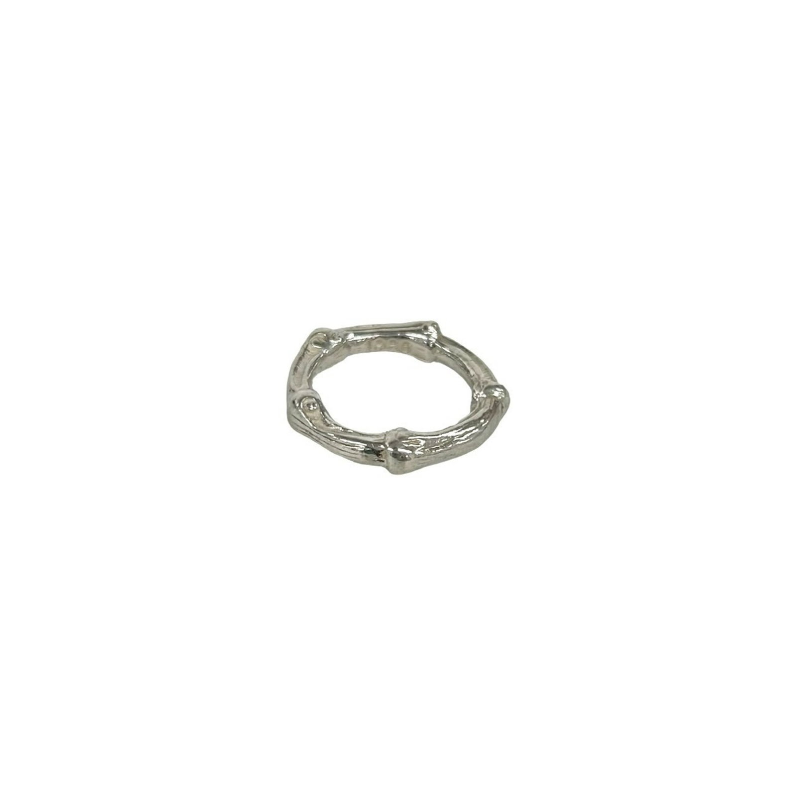 Tiffany Band Ring Silver 925: Tiffany Band Ring Silver 925 Silver 925 band ring from Tiffany, featuring a classic design with subtle wear and minor scratches. This used ring is in good condition, showing signs of previous use. A s