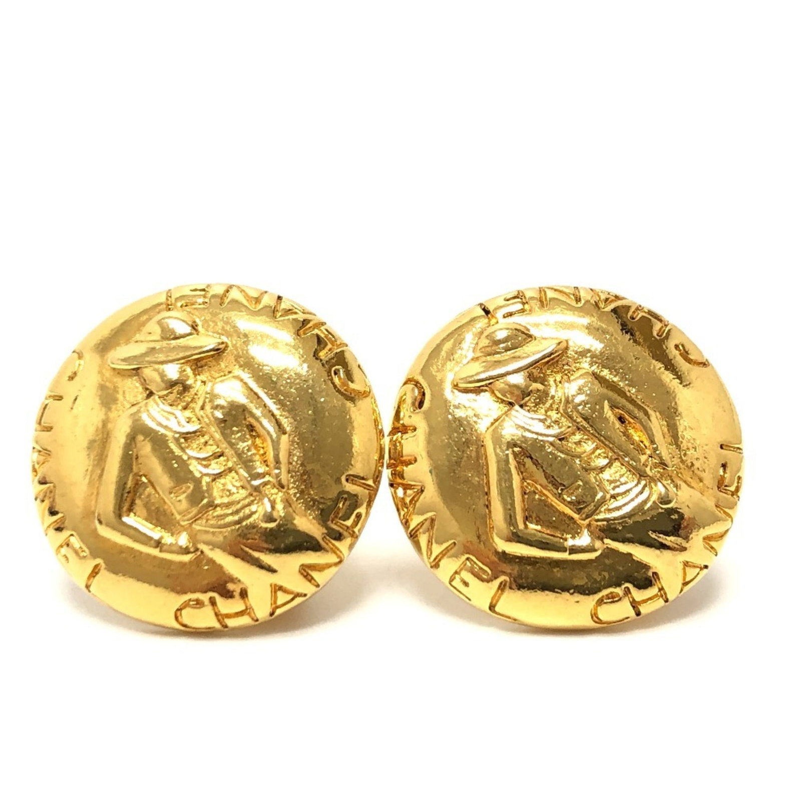 Clip earrings metal by Chanel: Clip earrings metal by Chanel Gold clip earrings by Chanel, featuring a sleek and sophisticated design. Made from metal, these earrings measure 28mm x 28mm in size. With some minor signs of wear,