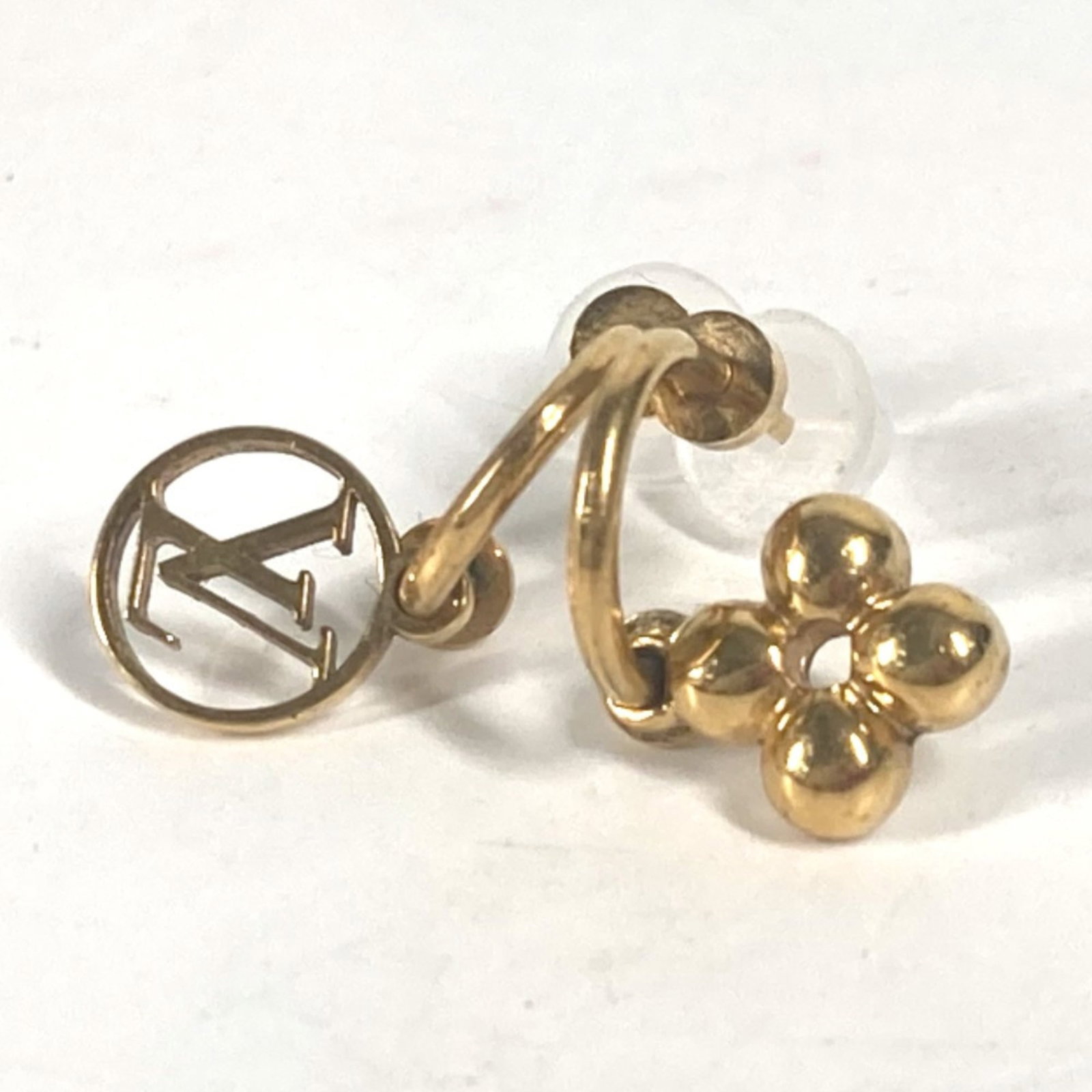 Louis Vuitton Stud Earrings Metal: Louis Vuitton Stud Earrings Metal Stud earrings from Louis Vuitton, featuring metal construction and gold color. The item bears traces of usage, with scratches and dirt visible, but remains in good co
