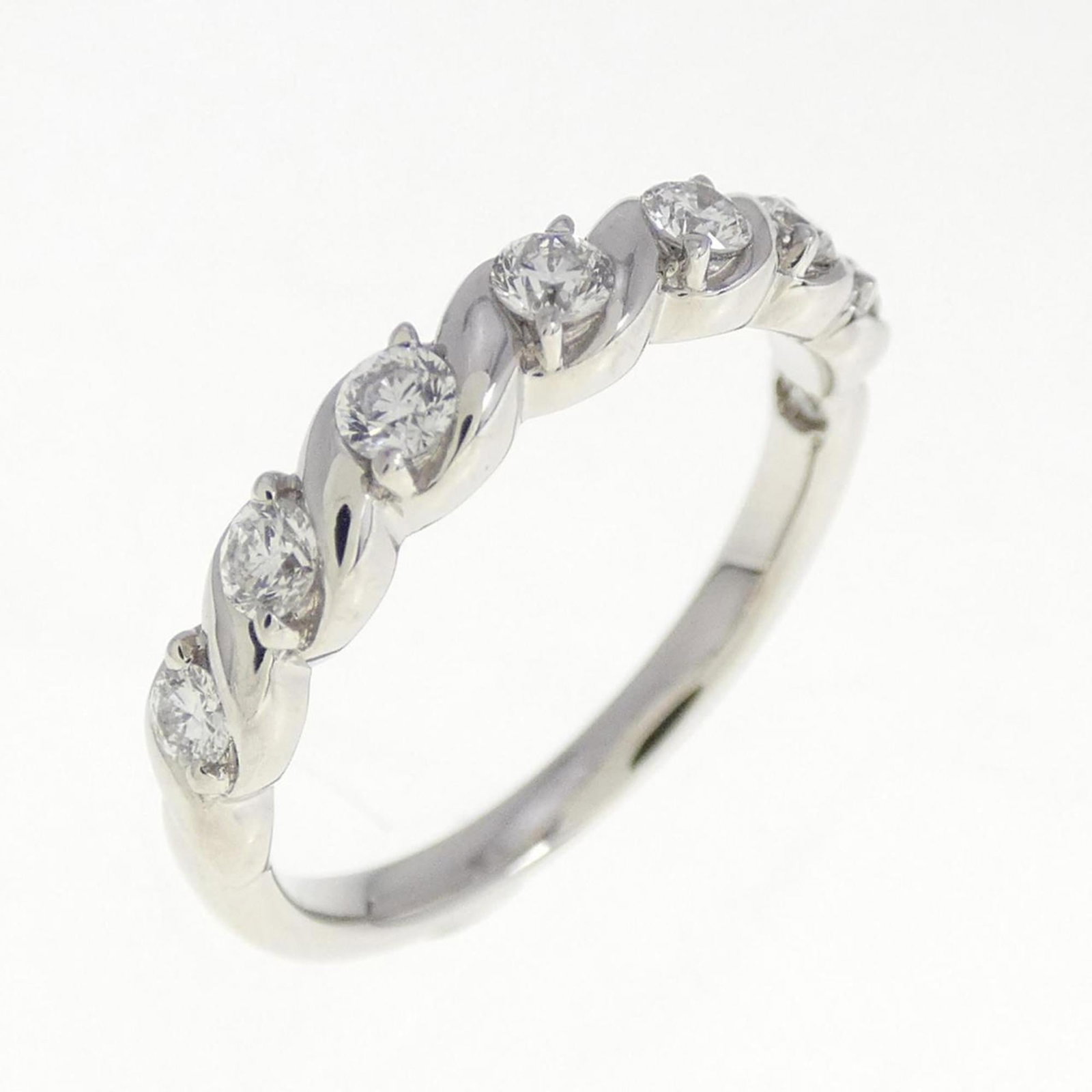 Aoyama Band Ring Platinum Vendome: Aoyama Band Ring Platinum Vendome Platinum Vendome Aoyama Band Ring in Women's Size 3.5, featuring a sleek and sophisticated design, with hardly any signs of wear despite being used like new. The ring