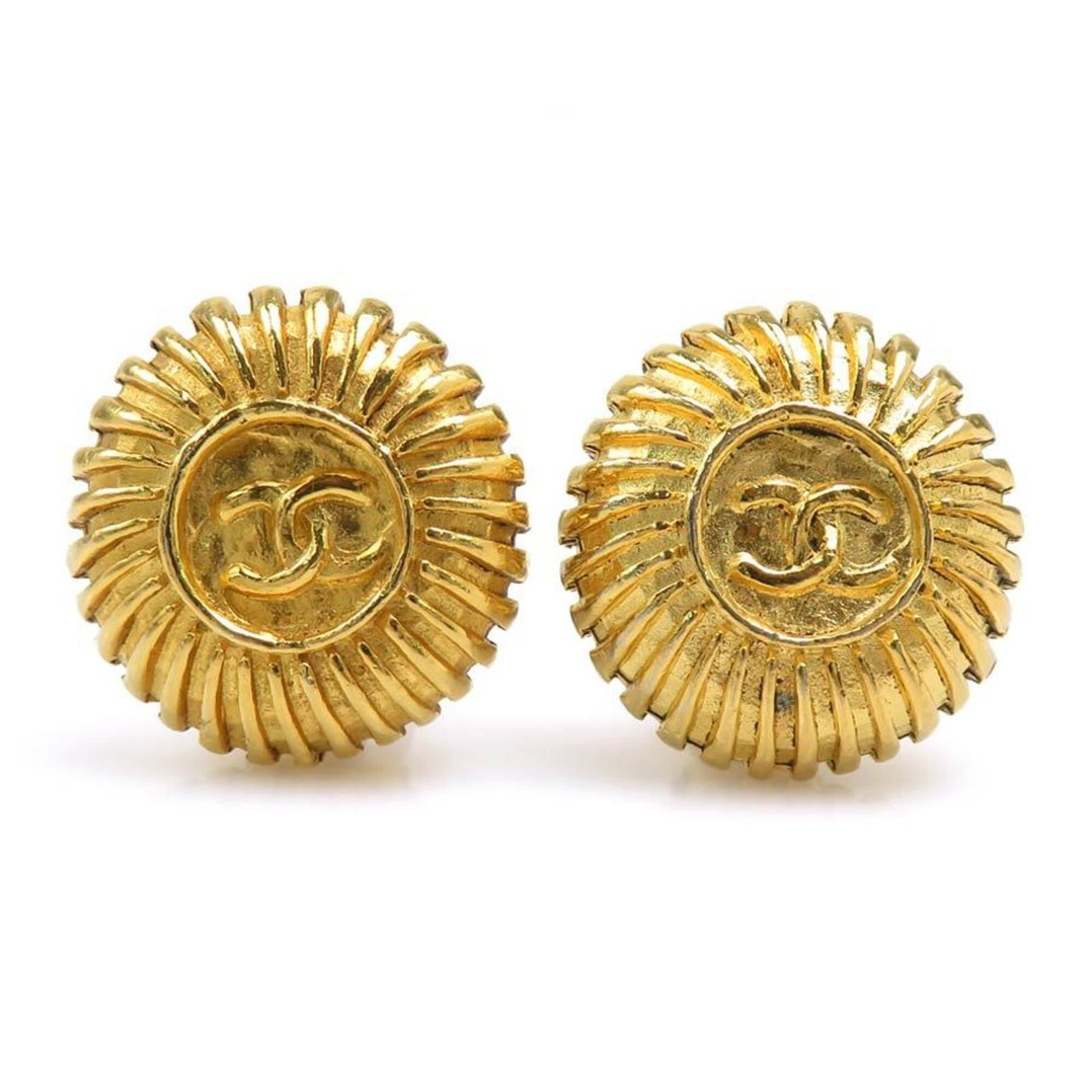 Clip earrings metal by Chanel: Clip earrings metal by Chanel Clip earrings in gold metal, bearing the iconic Chanel brand. These used clip earrings have visible traces of usage and minor scratches, but remain generally in good cond