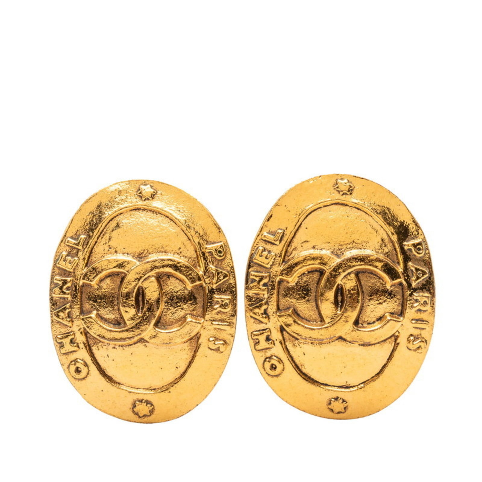 Clip earrings gold plating by Chanel: Clip earrings gold plating by Chanel Clip earrings in gold plating, a timeless design from the iconic brand Chanel. With their sleek and modern aesthetic, these earrings are sure to add a touch of sop
