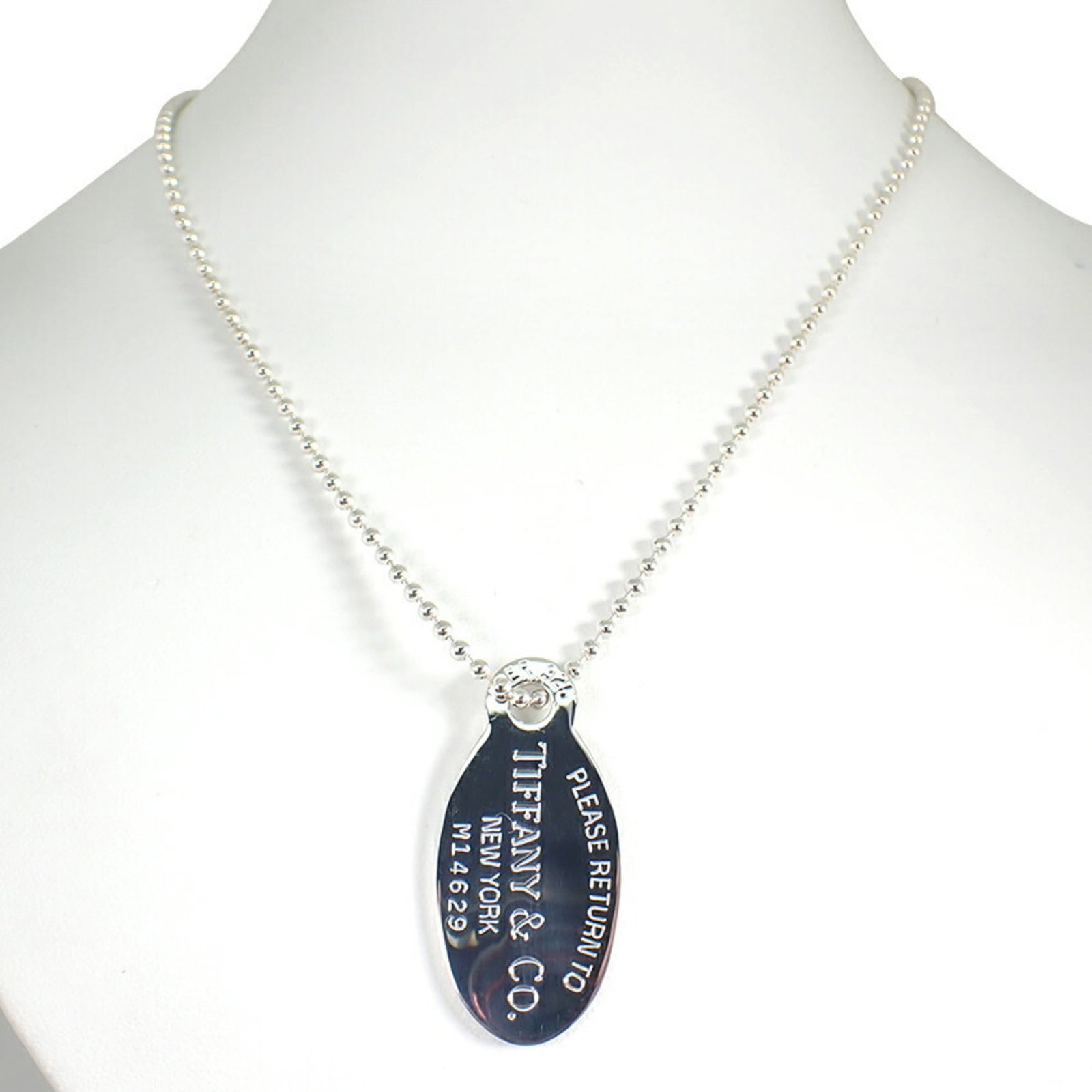 Return to Tiffany Oval Necklace Pendant 925 Long Tag Tiffany: Return to Tiffany Oval Necklace Pendant 925 Long Tag Tiffany Sterling Silver Oval Pendant Necklace with Long Tag from Tiffany, featuring a 42mm x 21mm oval pendant on a 86cm long chain. This necklace 