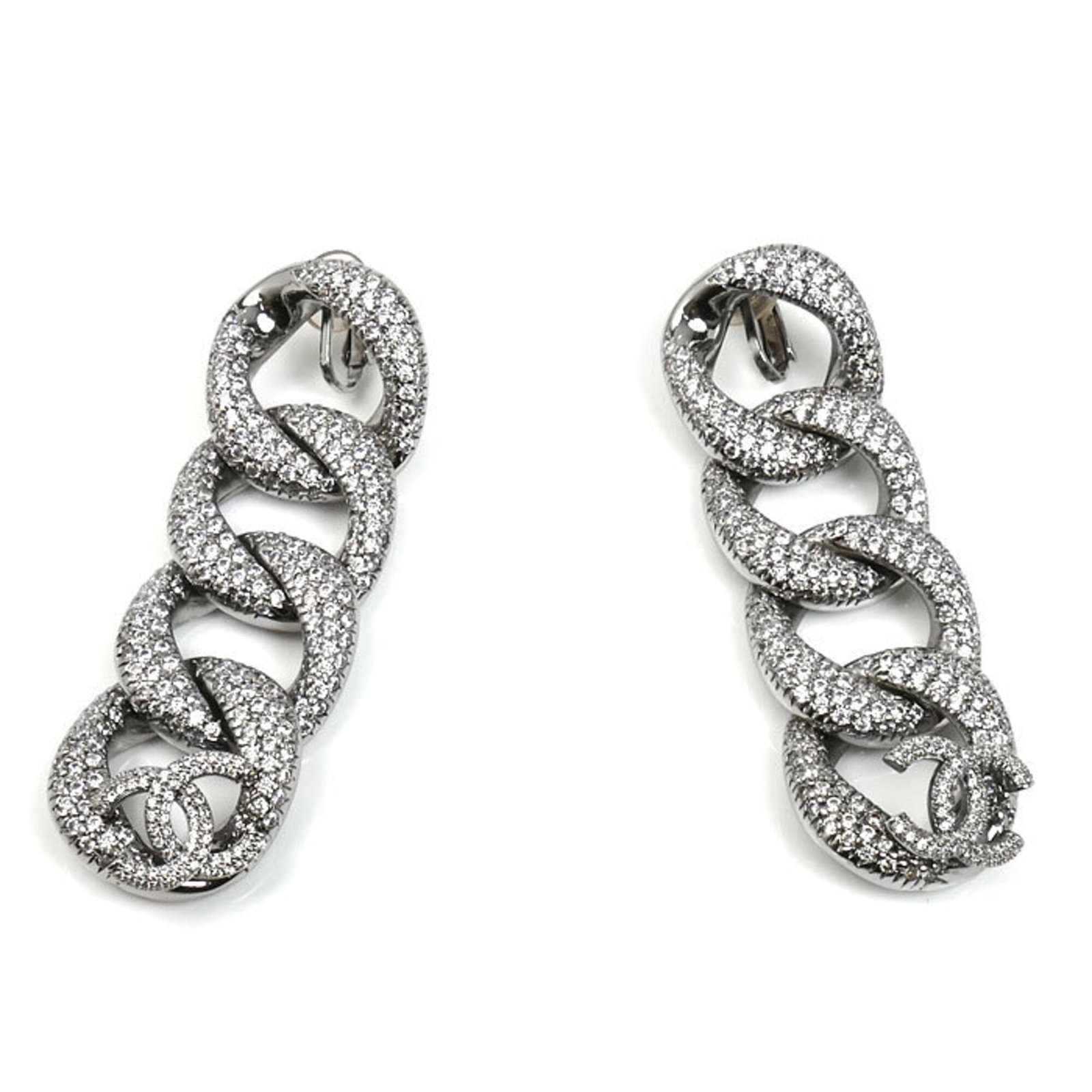 Clip earrings metal by Chanel: Clip earrings metal by Chanel Clip earrings by Chanel feature metal construction, showcasing the luxury brand's signature style. With a size of 77.00mm x 24.60mm, these clip earrings are a statement