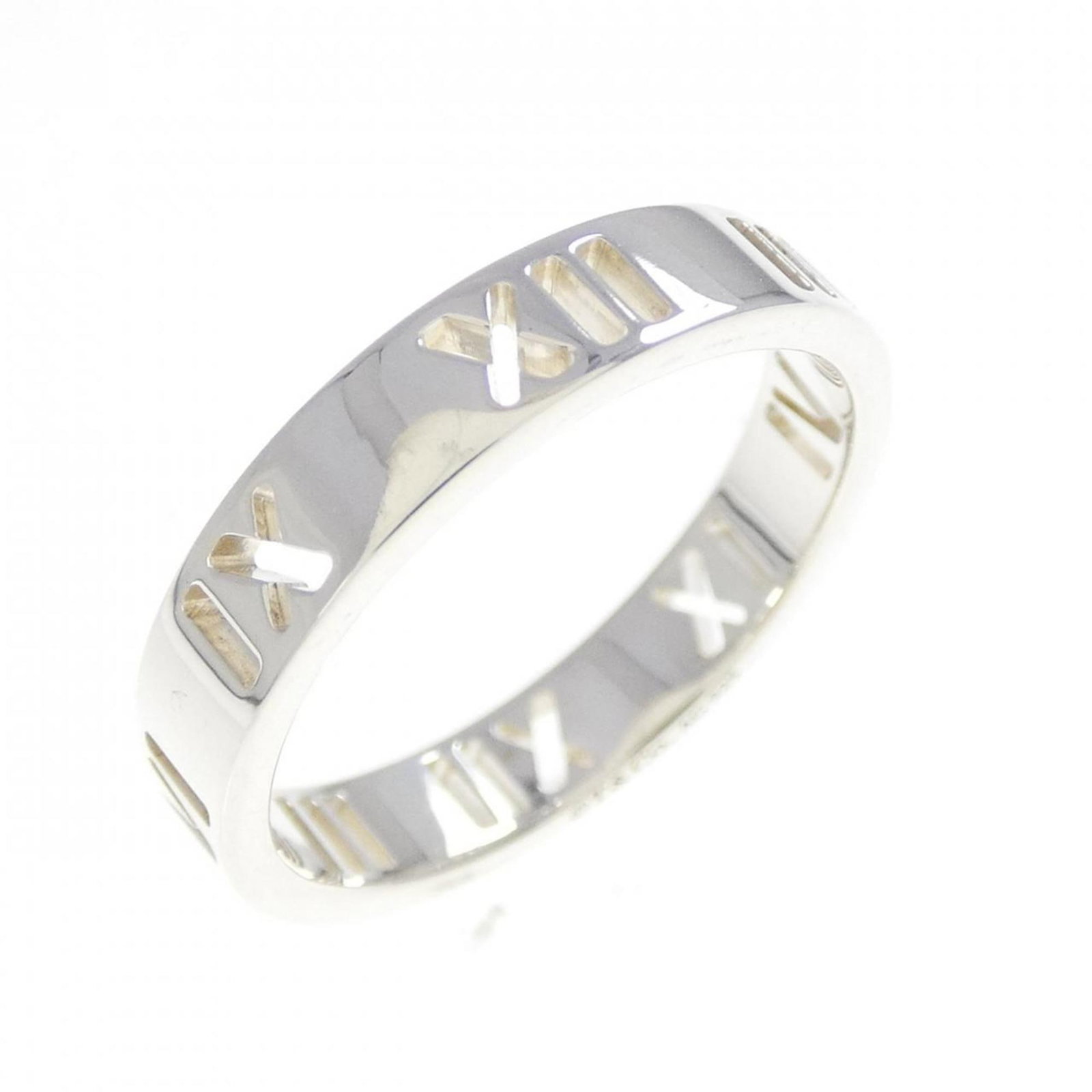 Tiffany Band Ring Silver 925: Tiffany Band Ring Silver 925 Silver 925 Tiffany band ring with a sleek design, crafted from high-quality silver. This used item has hardly any traces of usage and is in like new condition, making it