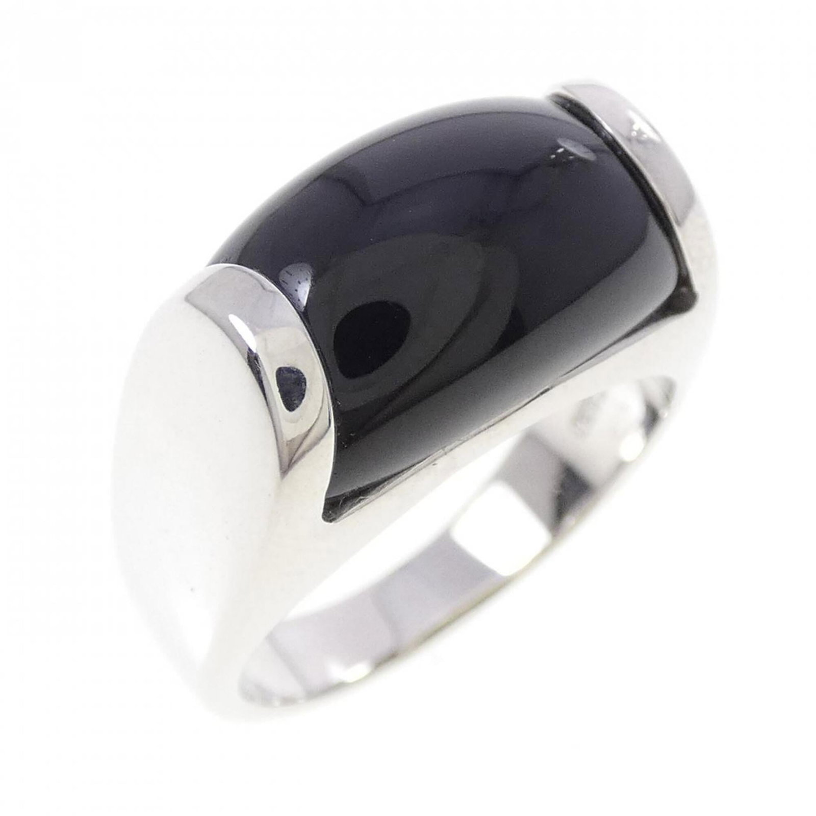 Bvlgari Band Ring White Gold (18K): Bvlgari Band Ring White Gold (18K) 18K White Gold Bvlgari Band Ring, a sleek and sophisticated accessory for women. This like-new condition band ring boasts a premium white gold finish and bears the