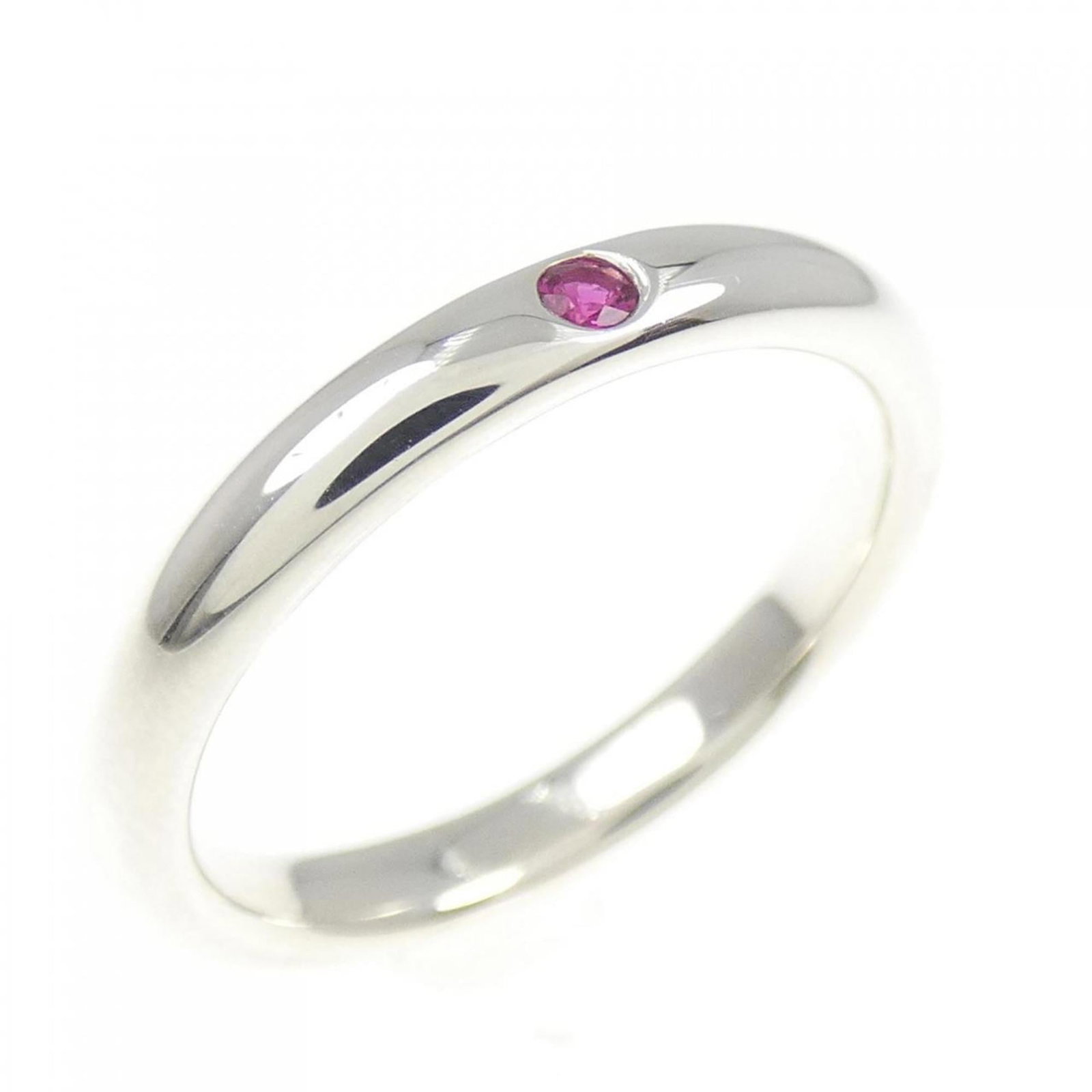Tiffany Band Ring Silver 925: Tiffany Band Ring Silver 925 Silver 925 band ring with a beautiful ruby stone, bearing the Tiffany brand. The ring has some minor scratches and dirt, but remains in very good condition overall. A clas