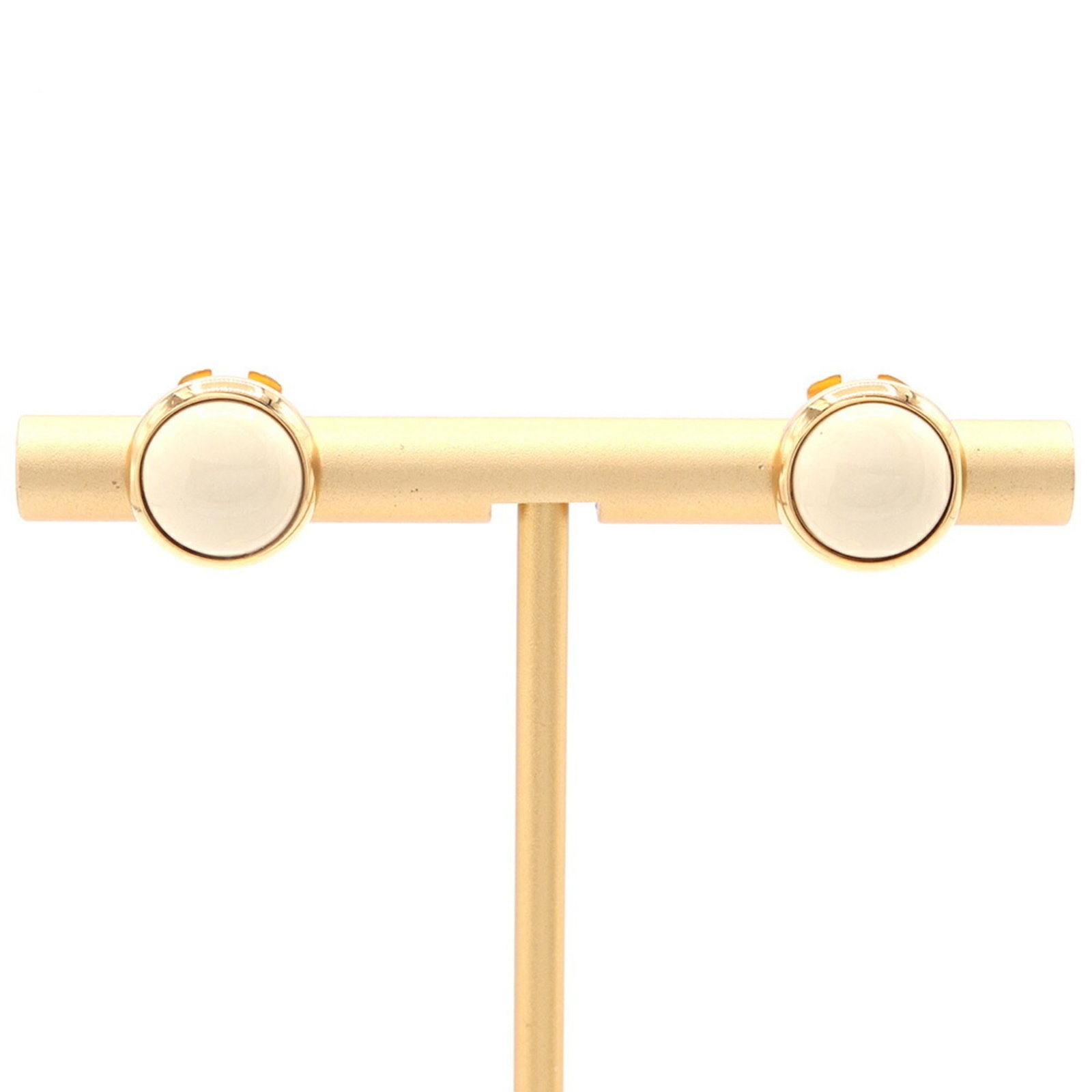 Earrings Metal Enamel Cloisonn Stud Hermes: Earrings Metal Enamel Cloisonn Stud Hermes Stud earrings featuring intricate metal enamel cloisonn design in gold and ivory, with a classic Hermes style. The delicate 11mm diameter adds a touch of sop