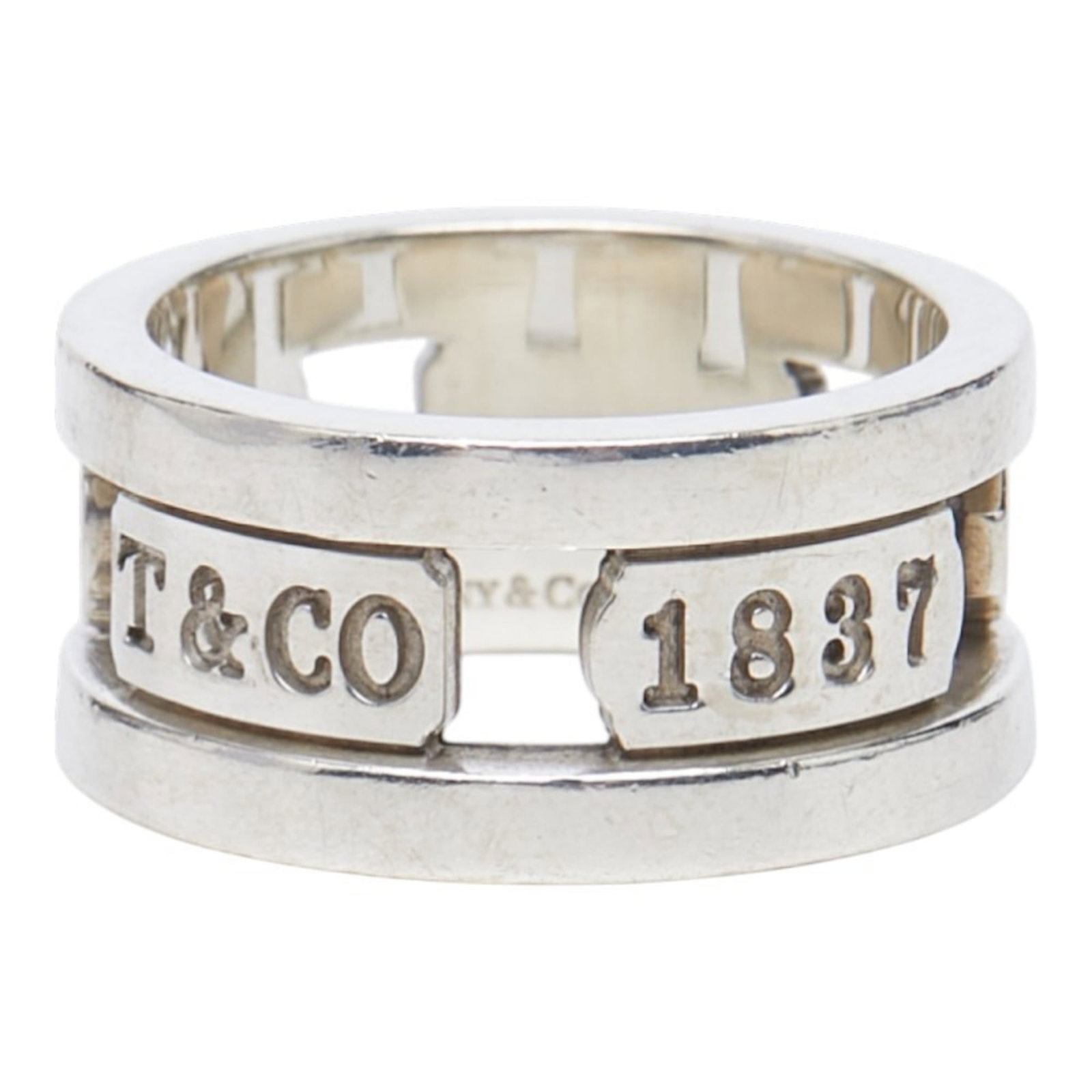 Tiffany Band Ring Silver 925: Tiffany Band Ring Silver 925 Silver 925 band ring from Tiffany, with a classic design and elegant style. This used ring bears signs of previous use, including scratches and minor dirt spots, but remai