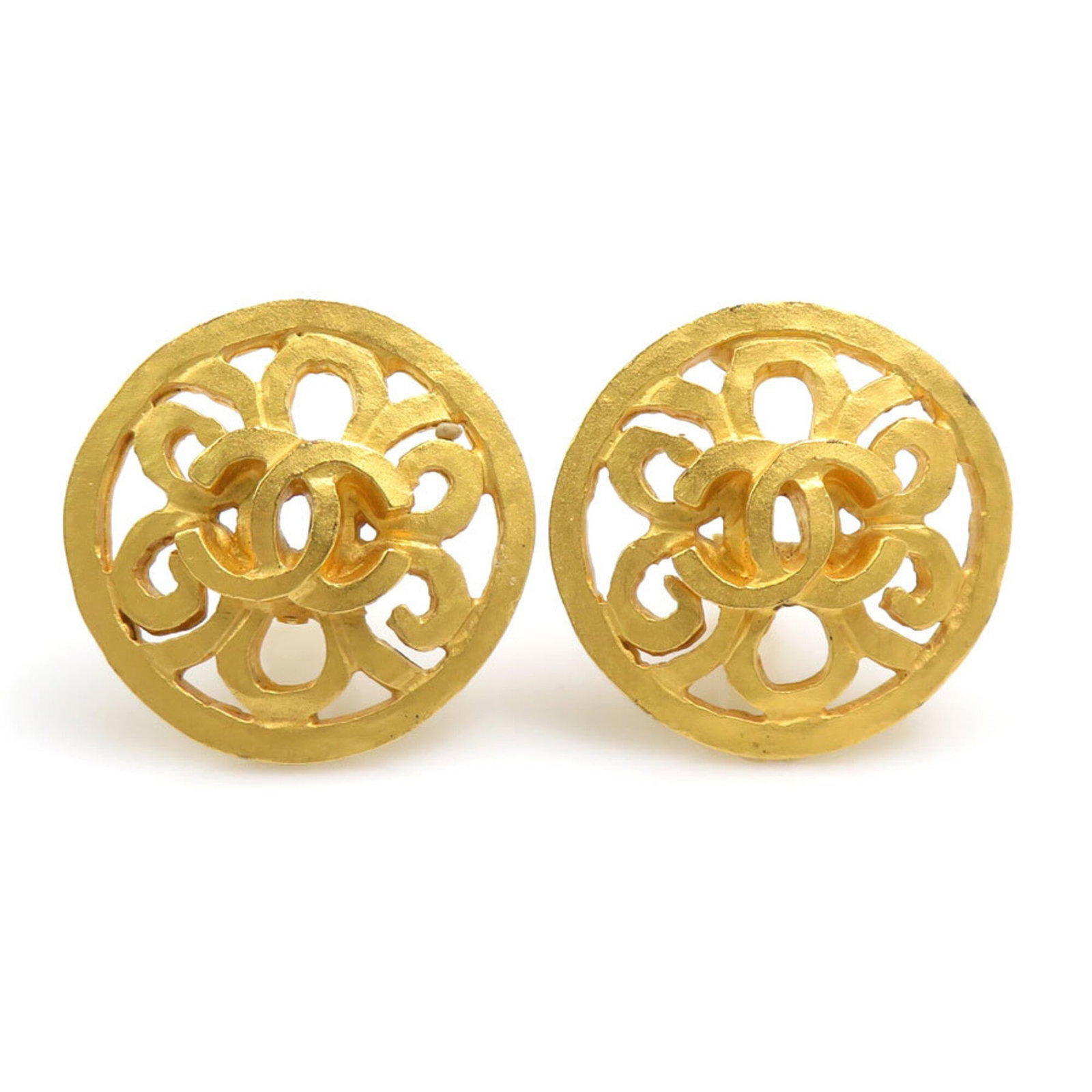 Clip earrings metal by Chanel: Clip earrings metal by Chanel Clip earrings in gold metal, bearing the iconic Chanel brand. These used clip earrings have visible traces of usage and minor scratches, but remain generally in good cond