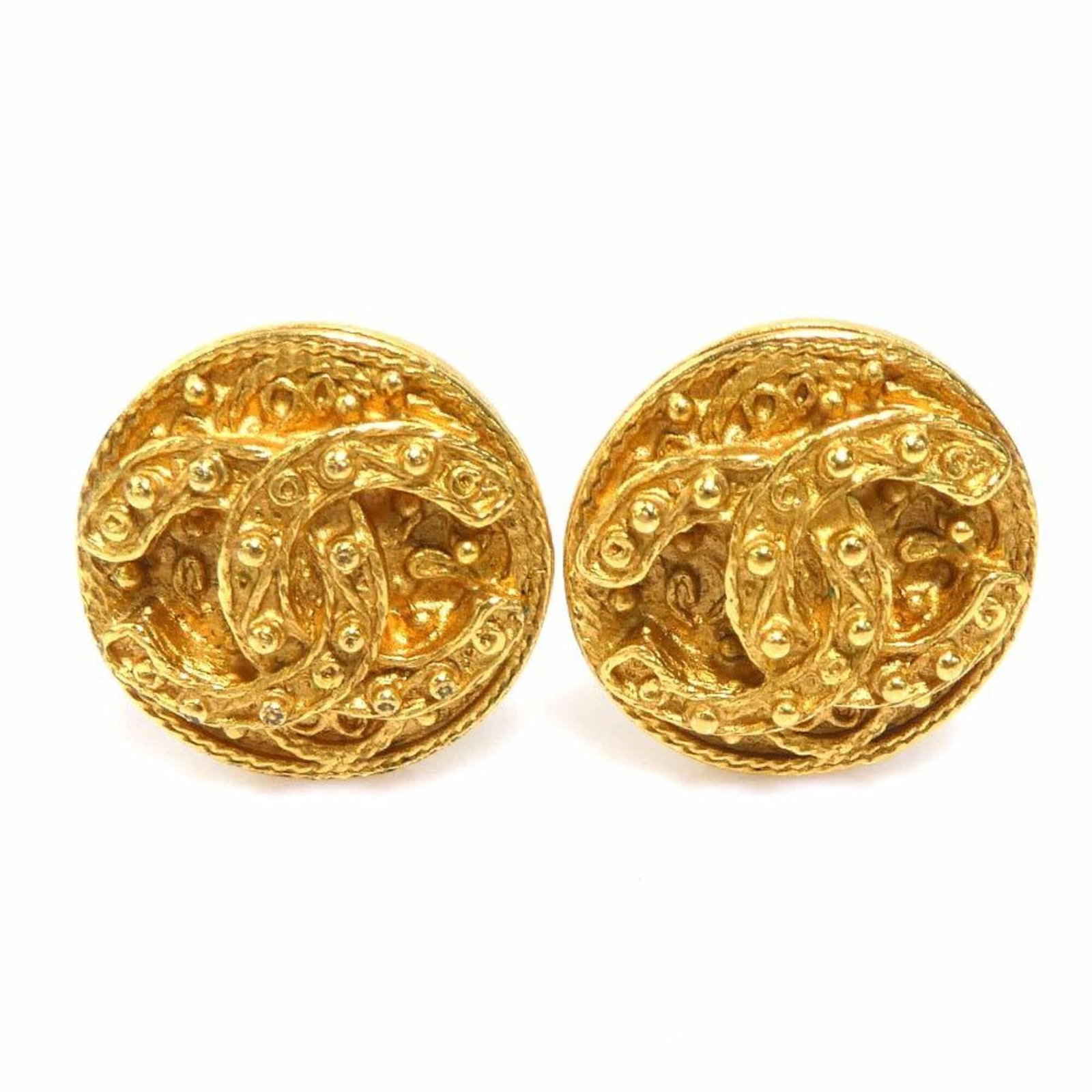 Clip earrings metal by Chanel: Clip earrings metal by Chanel Gold clip earrings by Chanel, bearing traces of usage and minor scratches. These metal earrings are in good condition despite showing signs of wear. The classic design