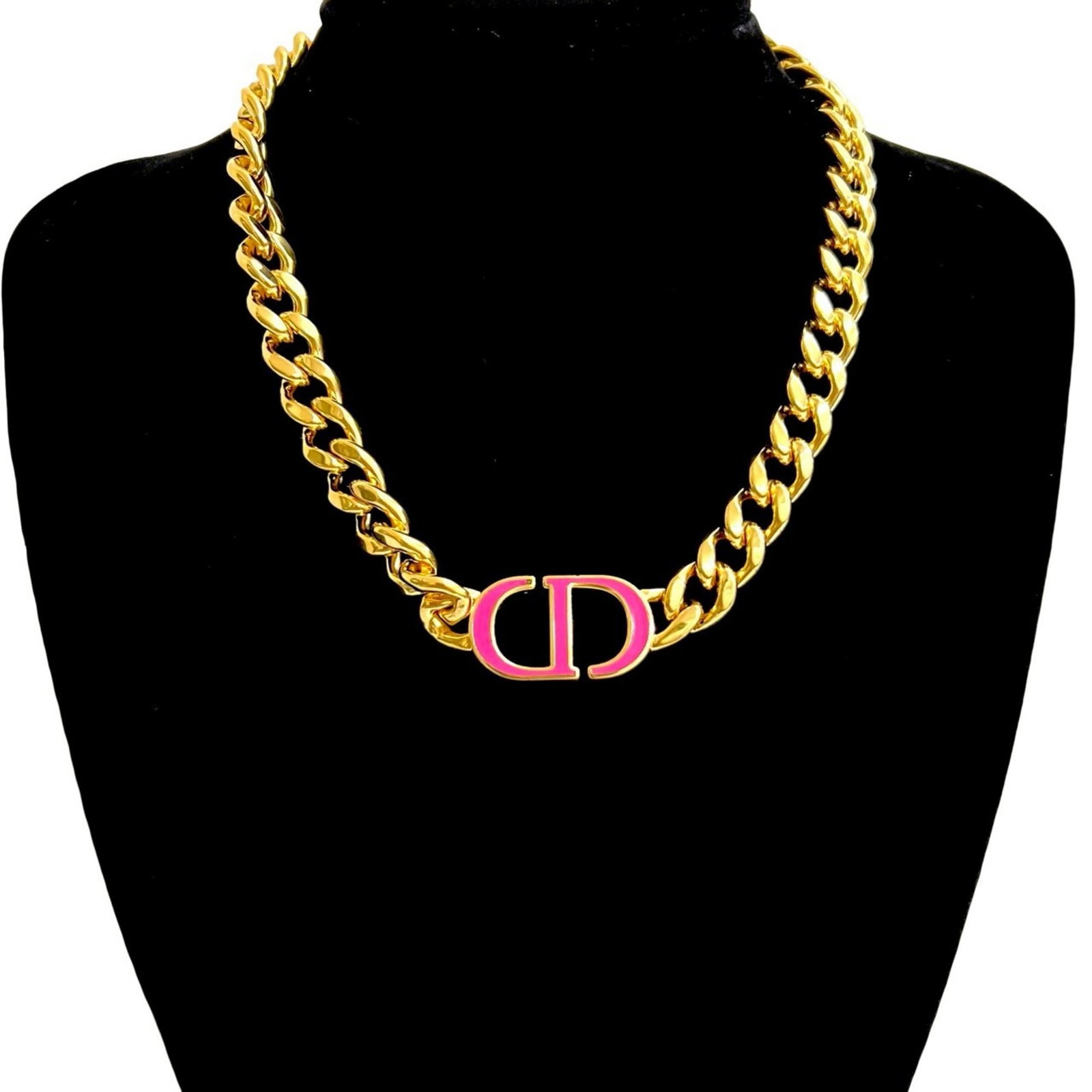 Christian Dior Cd Logo Motif Gp Chain Necklace Pendant In Gold And Pink (09185): Christian Dior Cd Logo Motif Gp Chain Necklace Pendant In Gold And Pink (09185) Gold and pink Cd logo motif GP chain necklace pendant in gold, featuring a striking design with a mix of luxurious mater