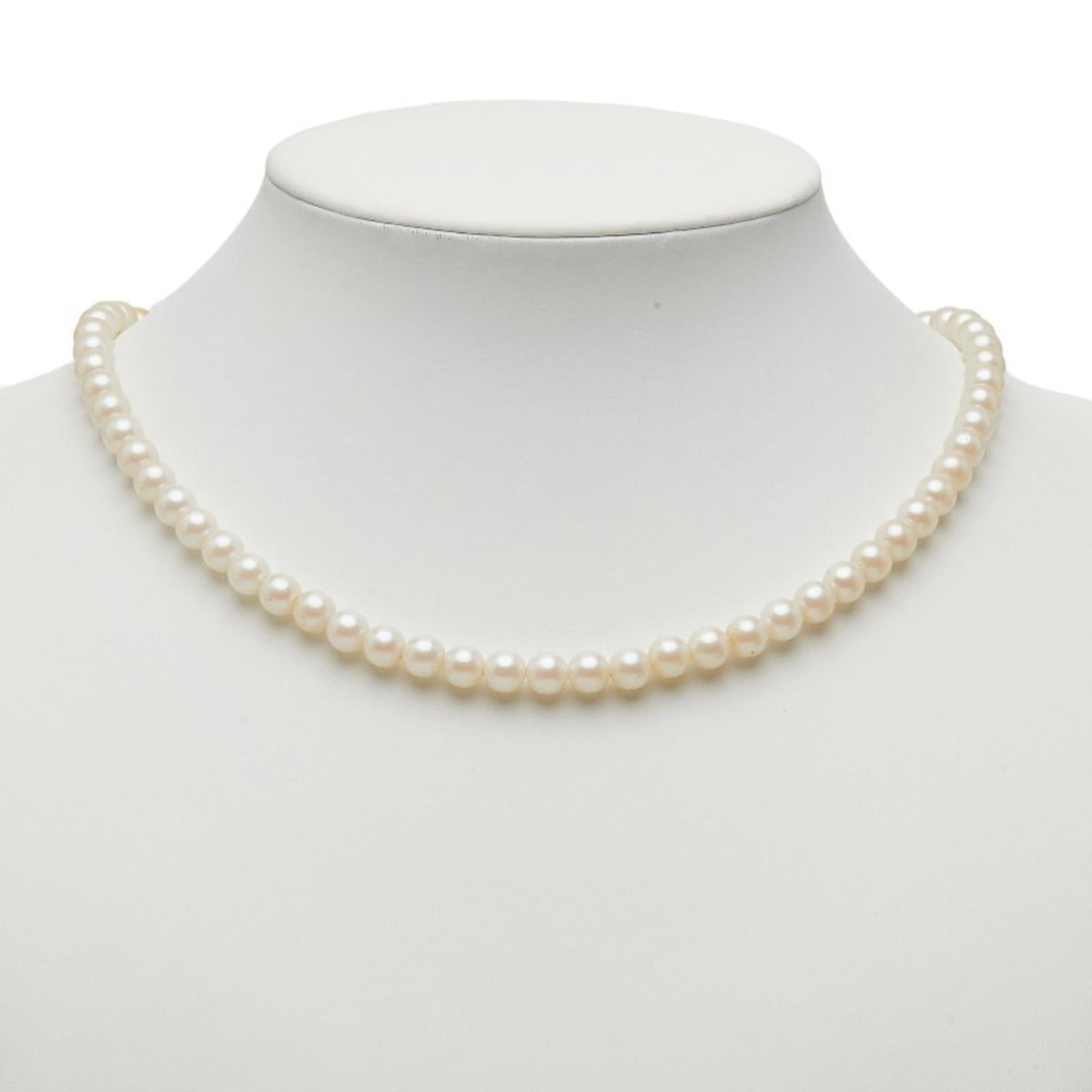 Christian Dior Pearl Necklace Fake Plated Women'S: Christian Dior Pearl Necklace Fake Plated Women'S Christian Dior Pearl Necklace features a plated design, offering a luxurious look at an affordable price. The necklace measures 52 cm in circumference