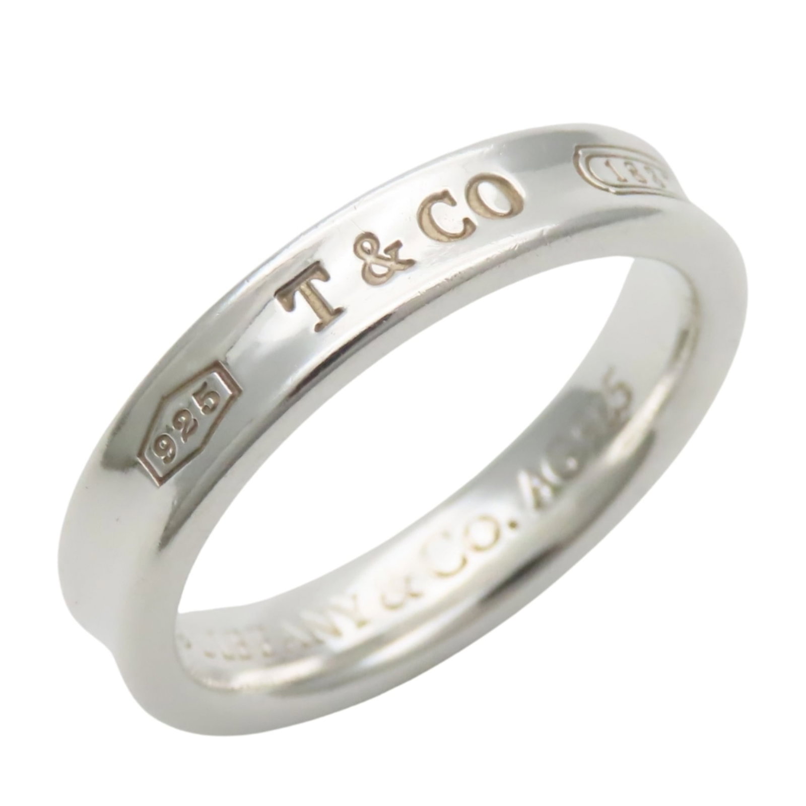 Tiffany Band Ring Silver 925: Tiffany Band Ring Silver 925 Silver 925 band ring from Tiffany, featuring a classic design. The item bears traces of usage and minor scratches, but remains in good condition overall. A pre-owned