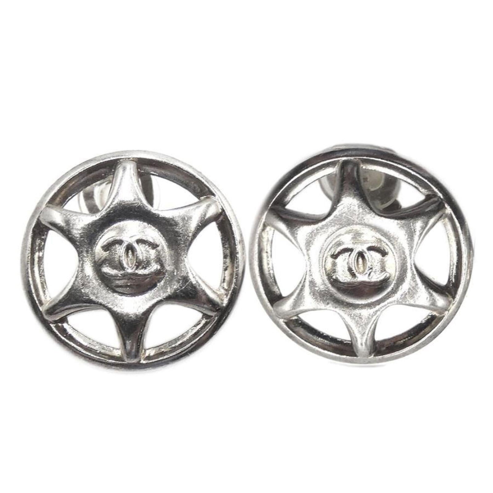 Clip earrings gold plating by Chanel: Clip earrings gold plating by Chanel Clip earrings in gold plating by Chanel, featuring a sleek and modern design. Made with high-quality materials, these earrings showcase a silver finish that adds a