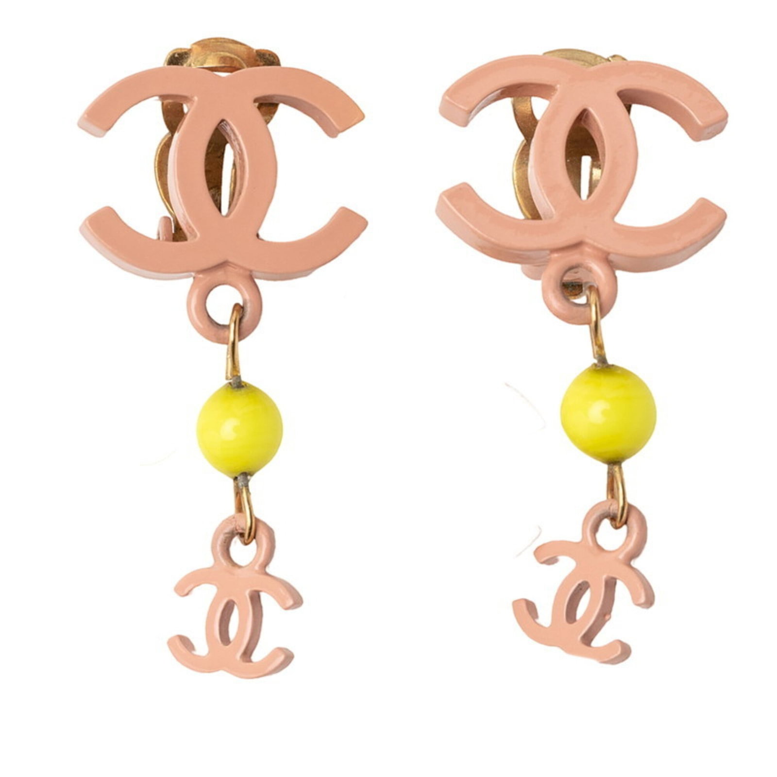 Clip earrings gold plating by Chanel: Clip earrings gold plating by Chanel Clip earrings in gold plating by Chanel, with a subtle pink hue and a sleek design. Measuring 39.20mm x 17.90mm, these clip earrings showcase the iconic brand's si